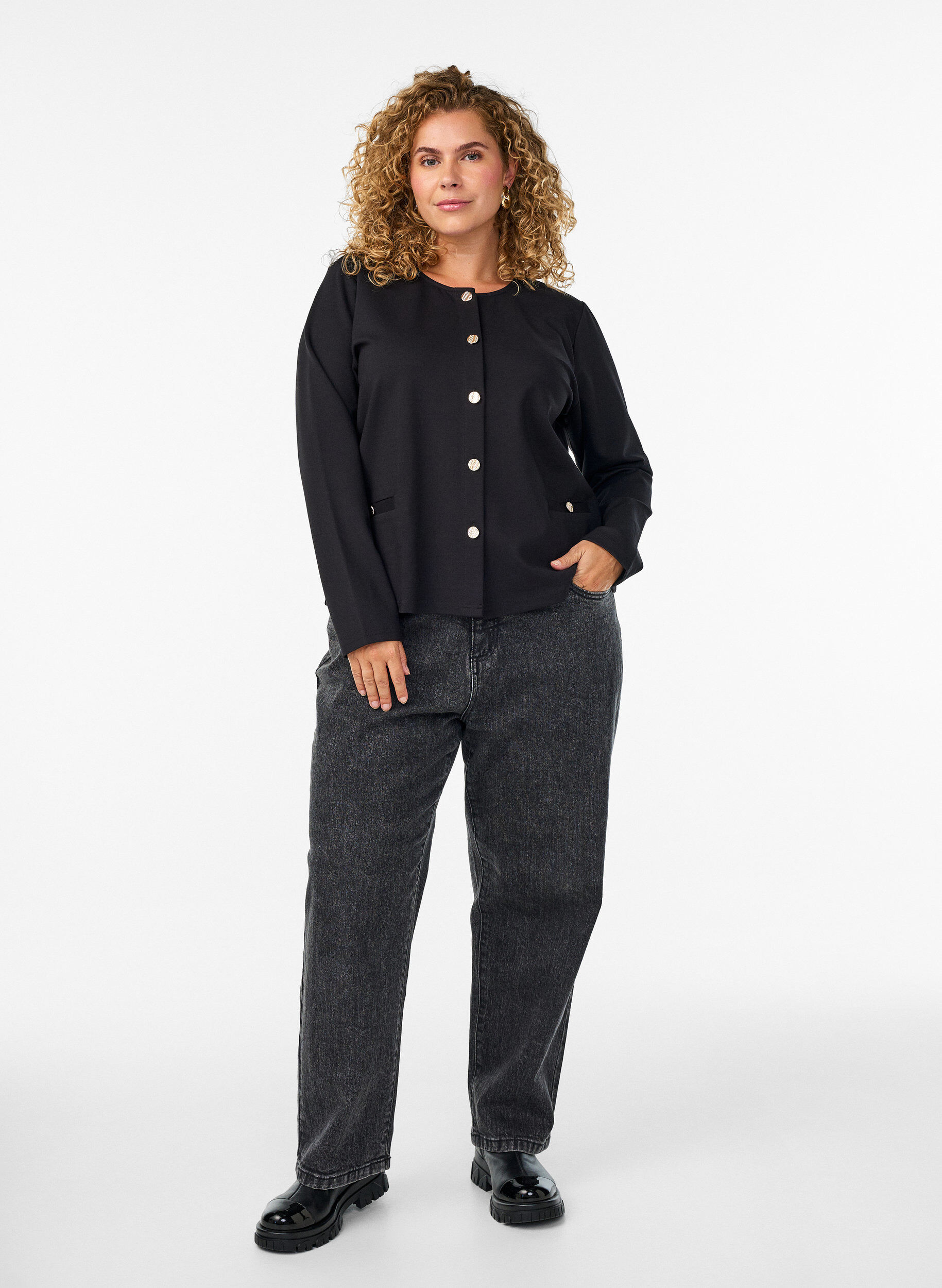 Zizzi Cardigan med dekorative knapper, Svart, Model image number 1