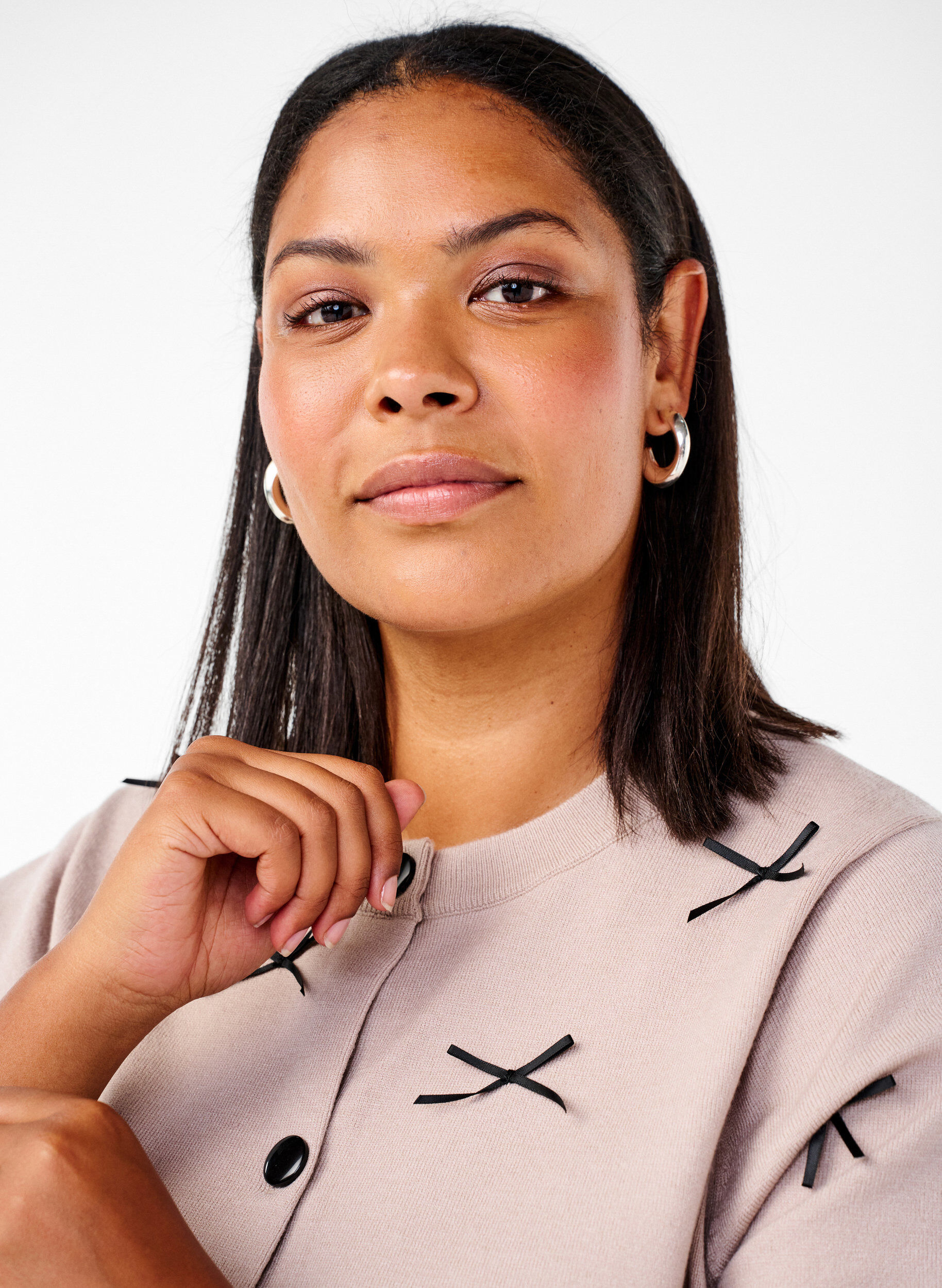 Zizzi Strikket cardigan med sl&oslash;yfer, Simply T. Black Bows, Model image number 2