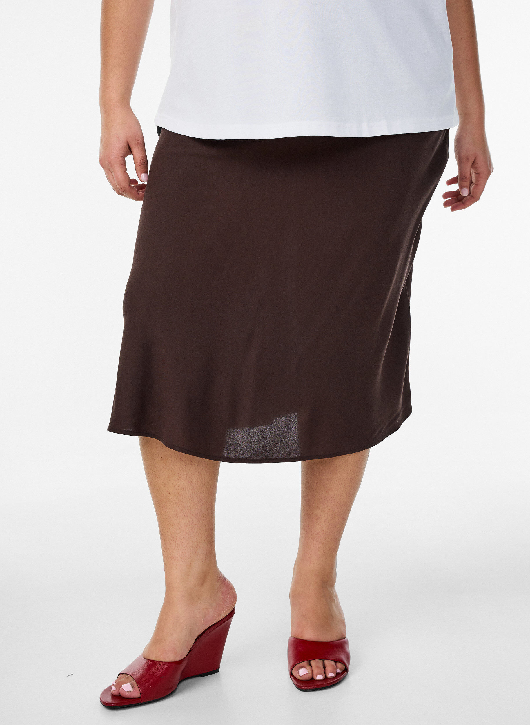 ZizziViskoseskj&oslash;rt med elastisk midje, Brun, Model image number 2