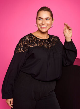 Bluse i viskose med blonder, Black, Model image number 0