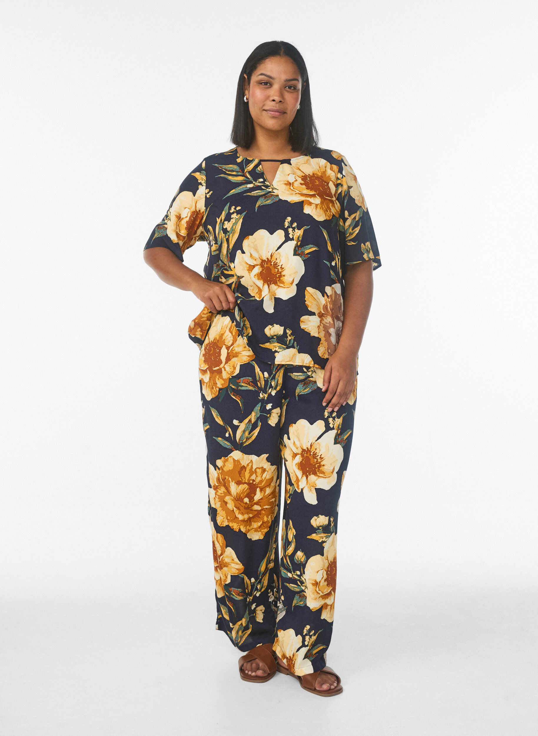 L&oslash;se bukser i viskose med m&oslash;nster, Bl&aring;, Model