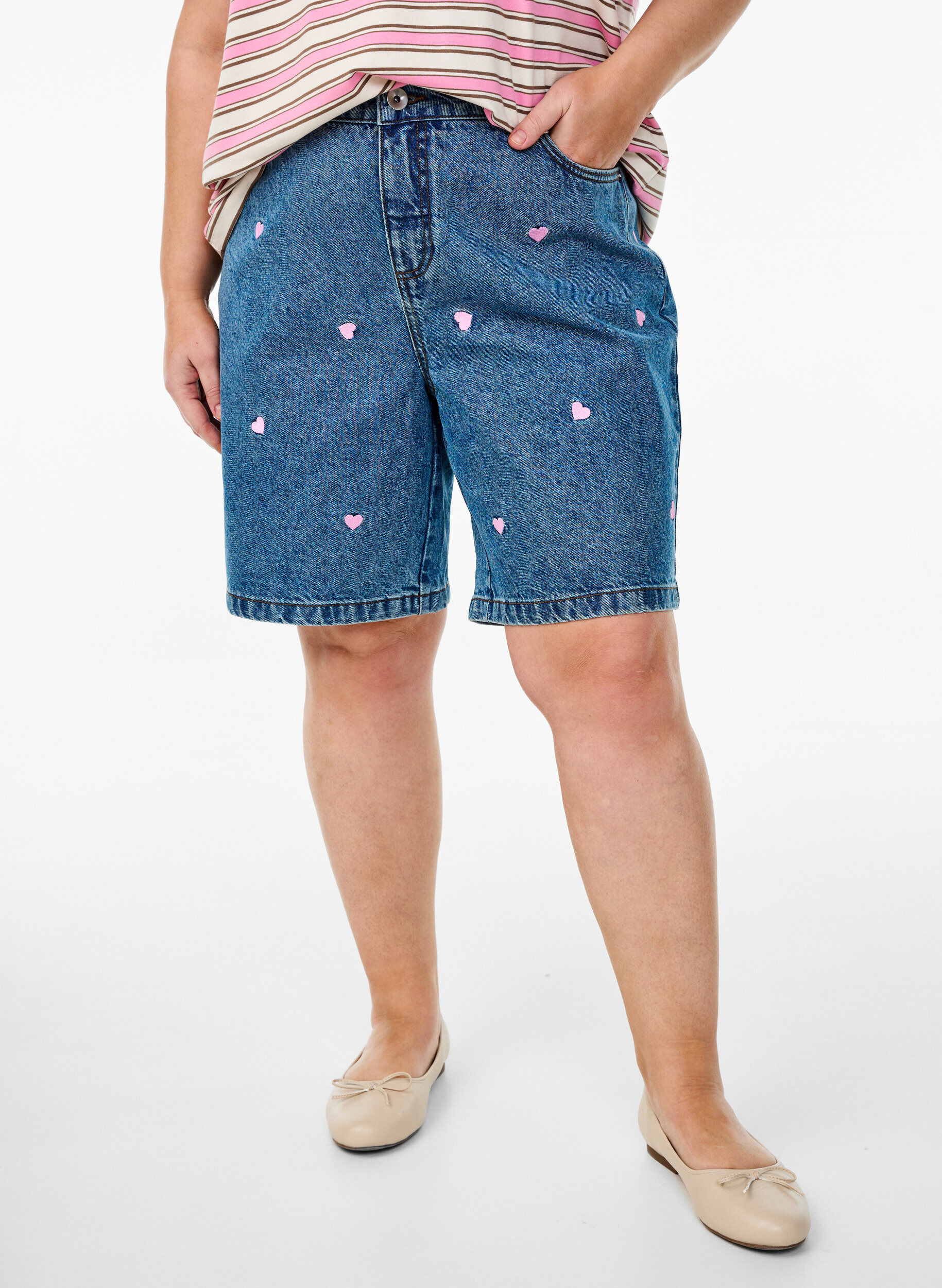 Zizzi Dongerishorts med h&oslash;y midje, med broderte hjerter, Bl&aring;, Model image number 3