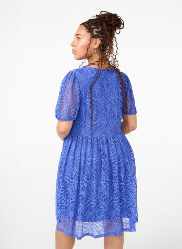 Zizzi Kortermet blondekjole med v-hals og korte ermer, Dazzling Blue, Model image number 1