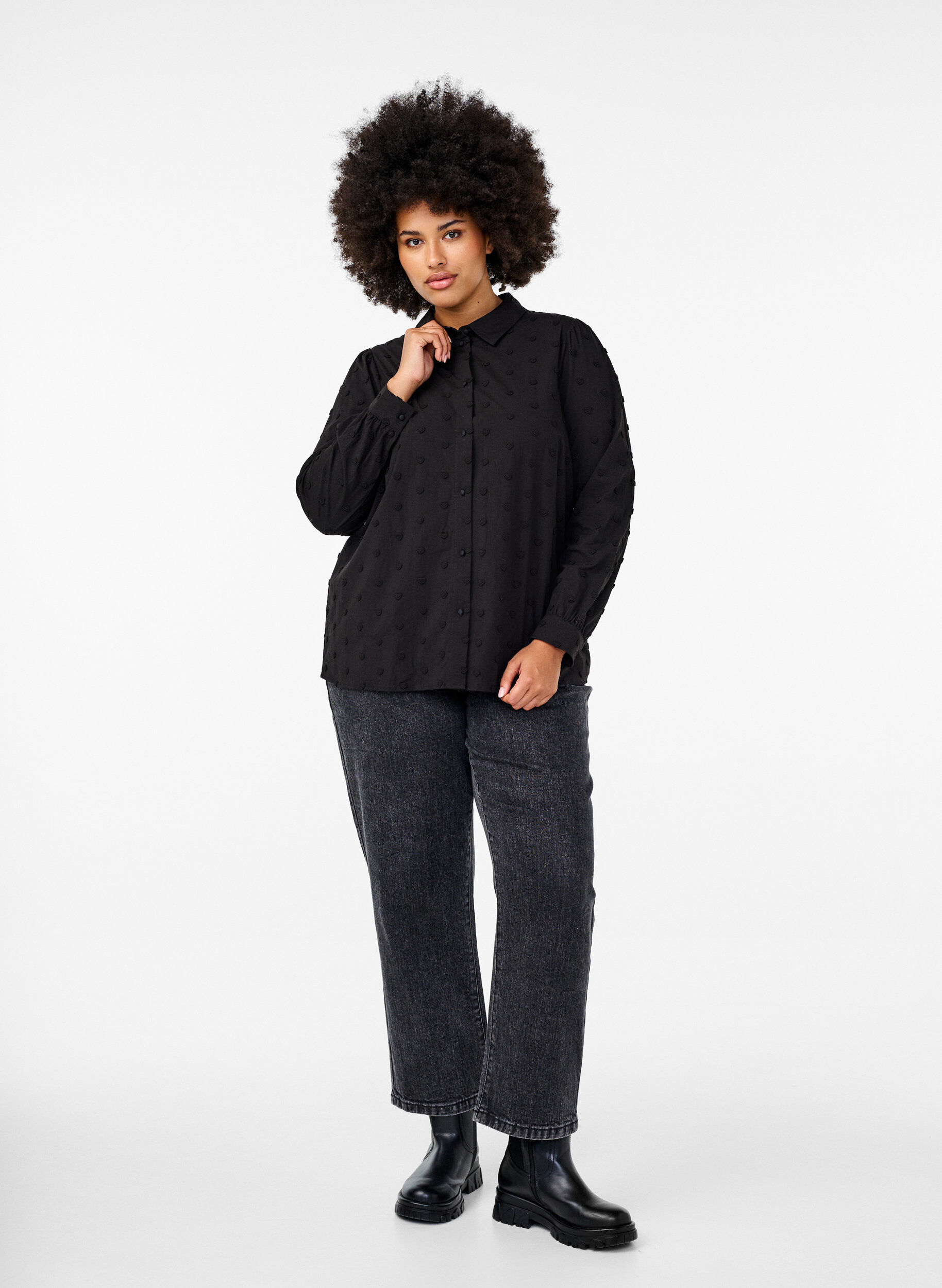 Zizzi Skjorte med krage og p&aring;sydde hjerter, Svart, Model image number 1