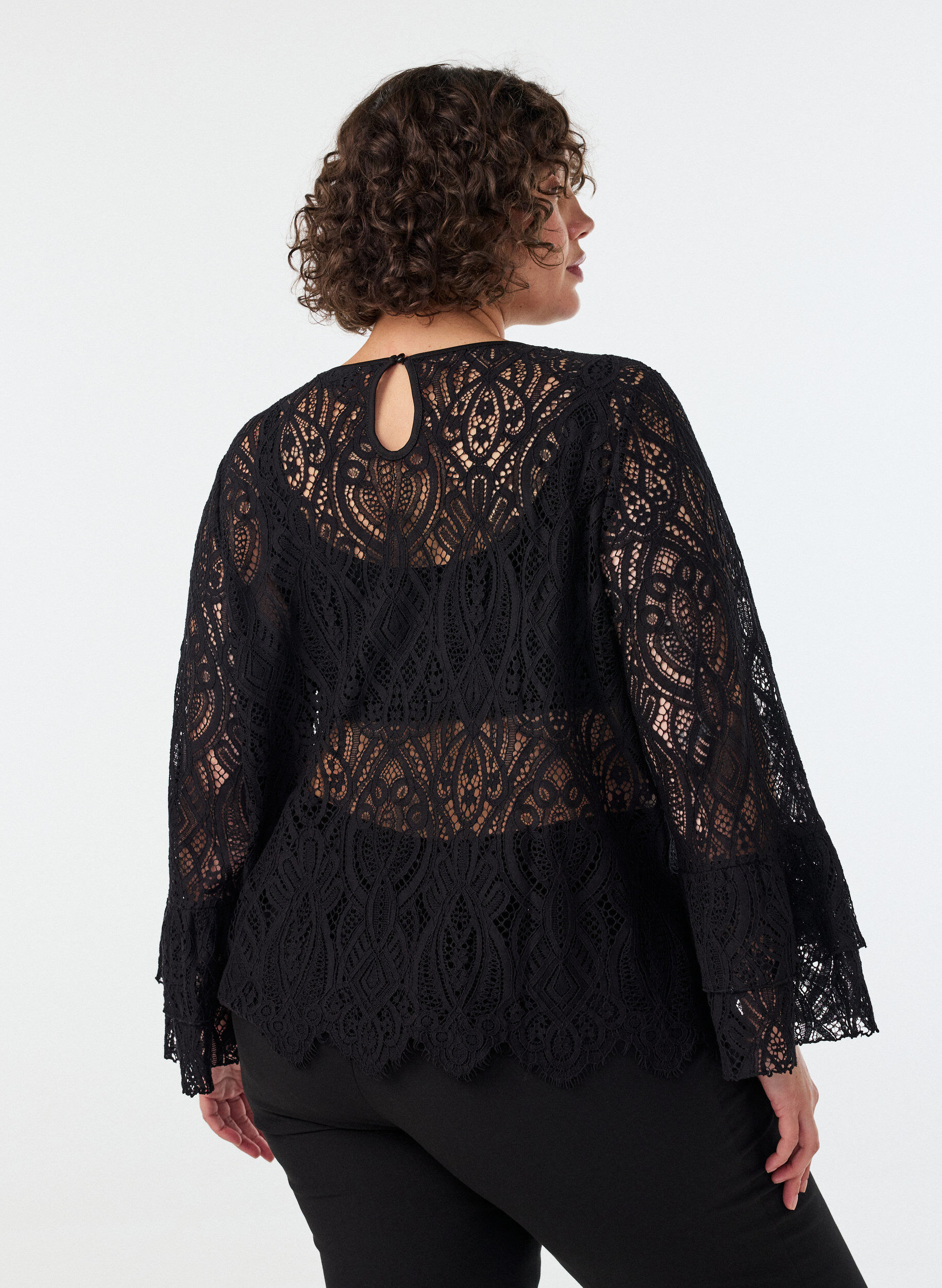 ZizziBlondebluse med lange trompetermer og volanger, Svart, Model image number 2