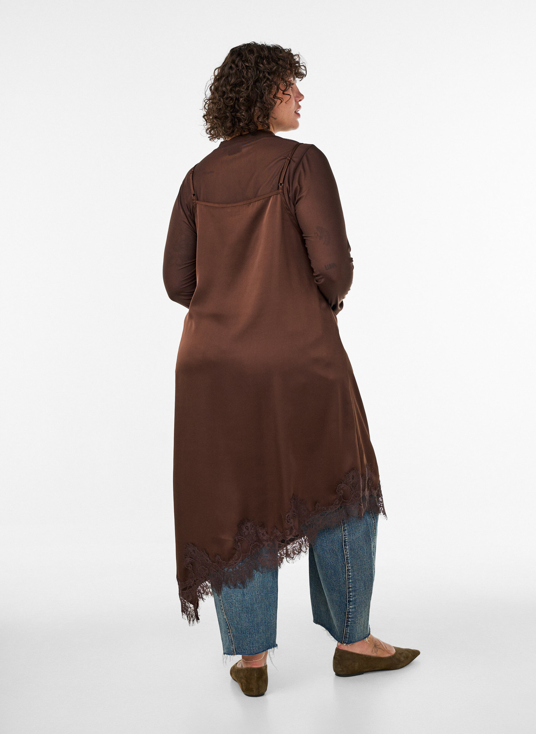 ZizziSatengkjole med blonder og asymmetrisk fold, Brun, Model image number 1