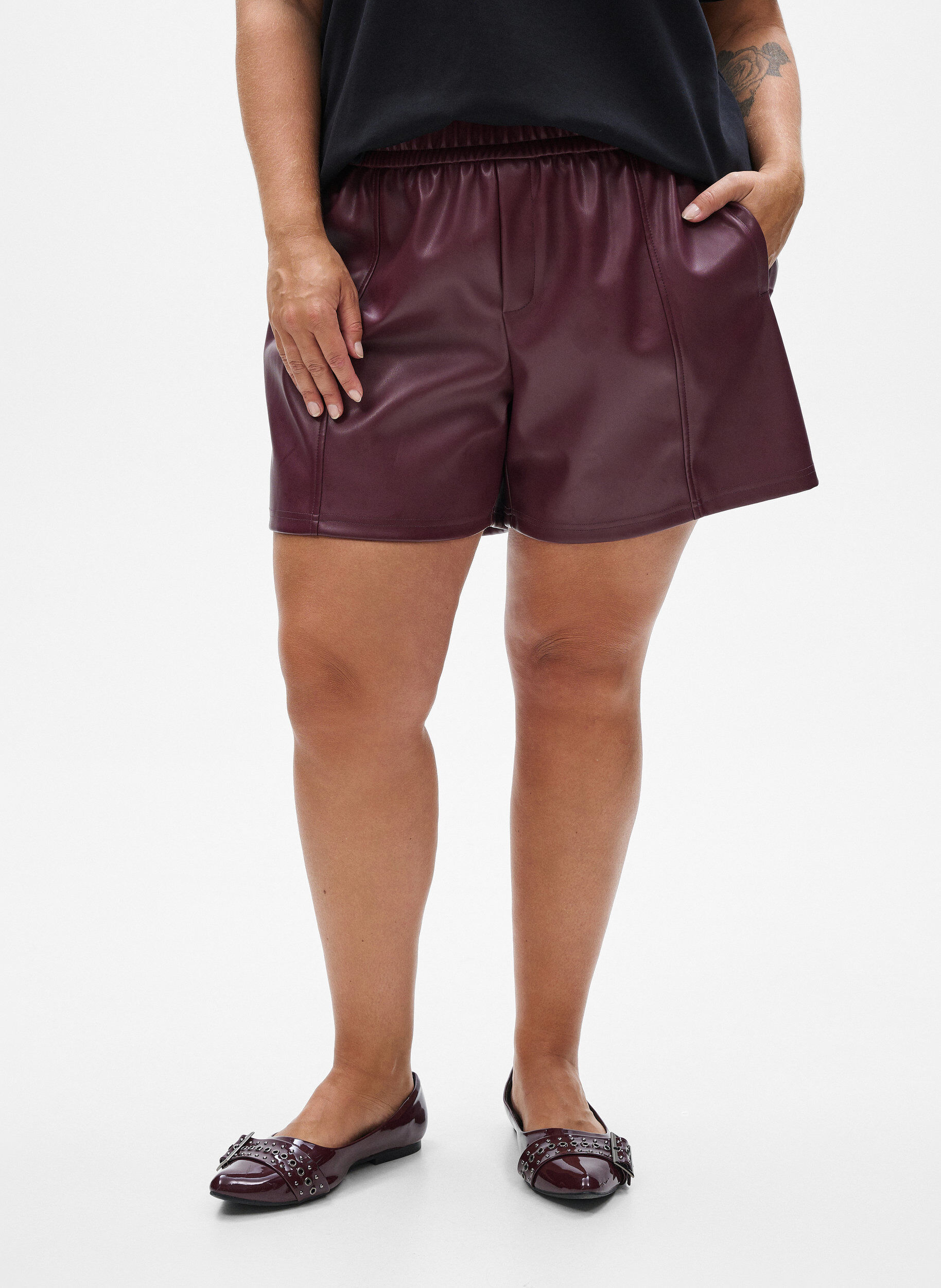 Zizzi Loose fit imitert skinnshorts med elastisk linning, M&oslash;rk Bordeaux, Model image number 3