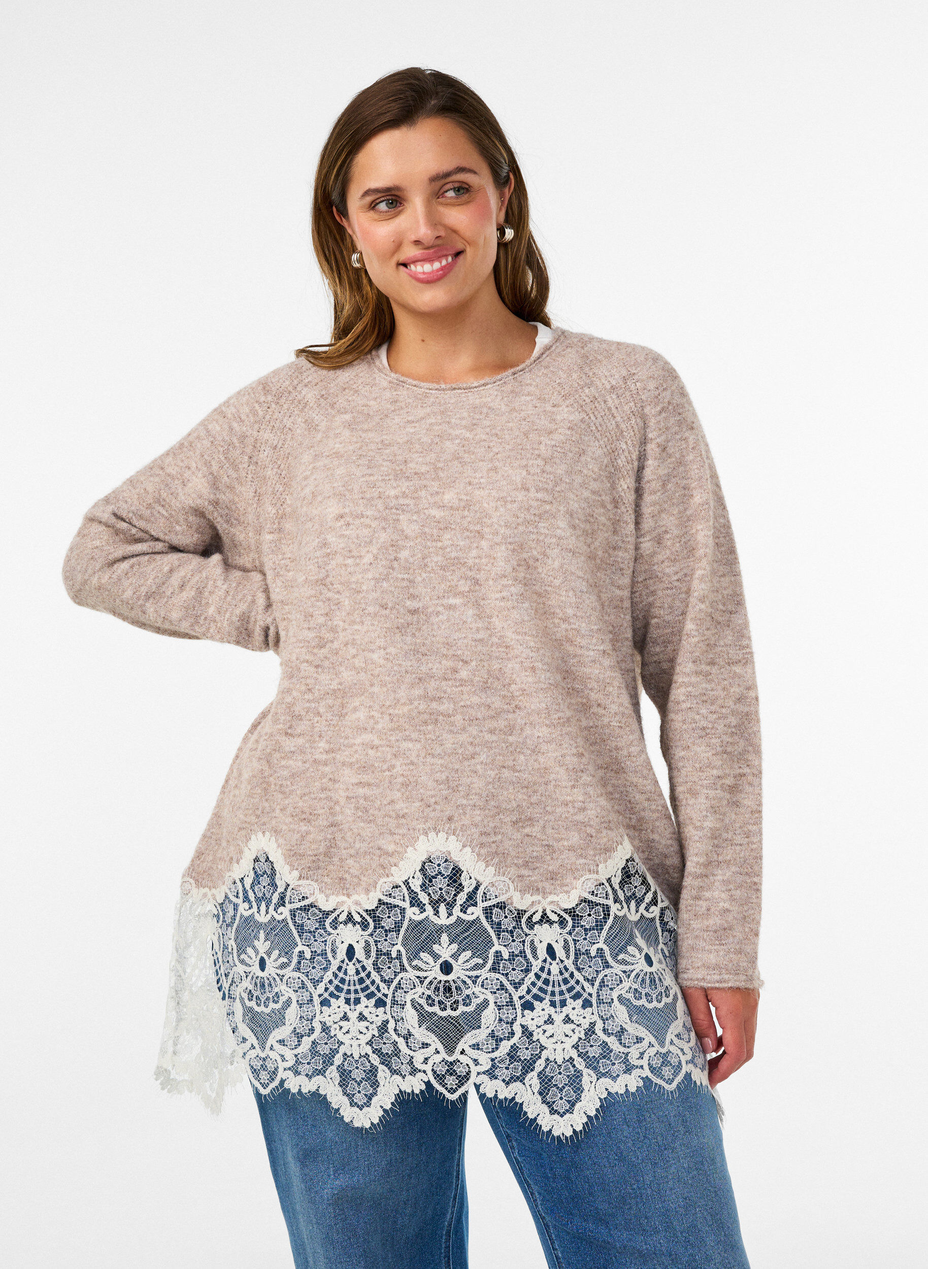 Strikkebluse med raglanermer og en bred blondedetalj, Beige, Model