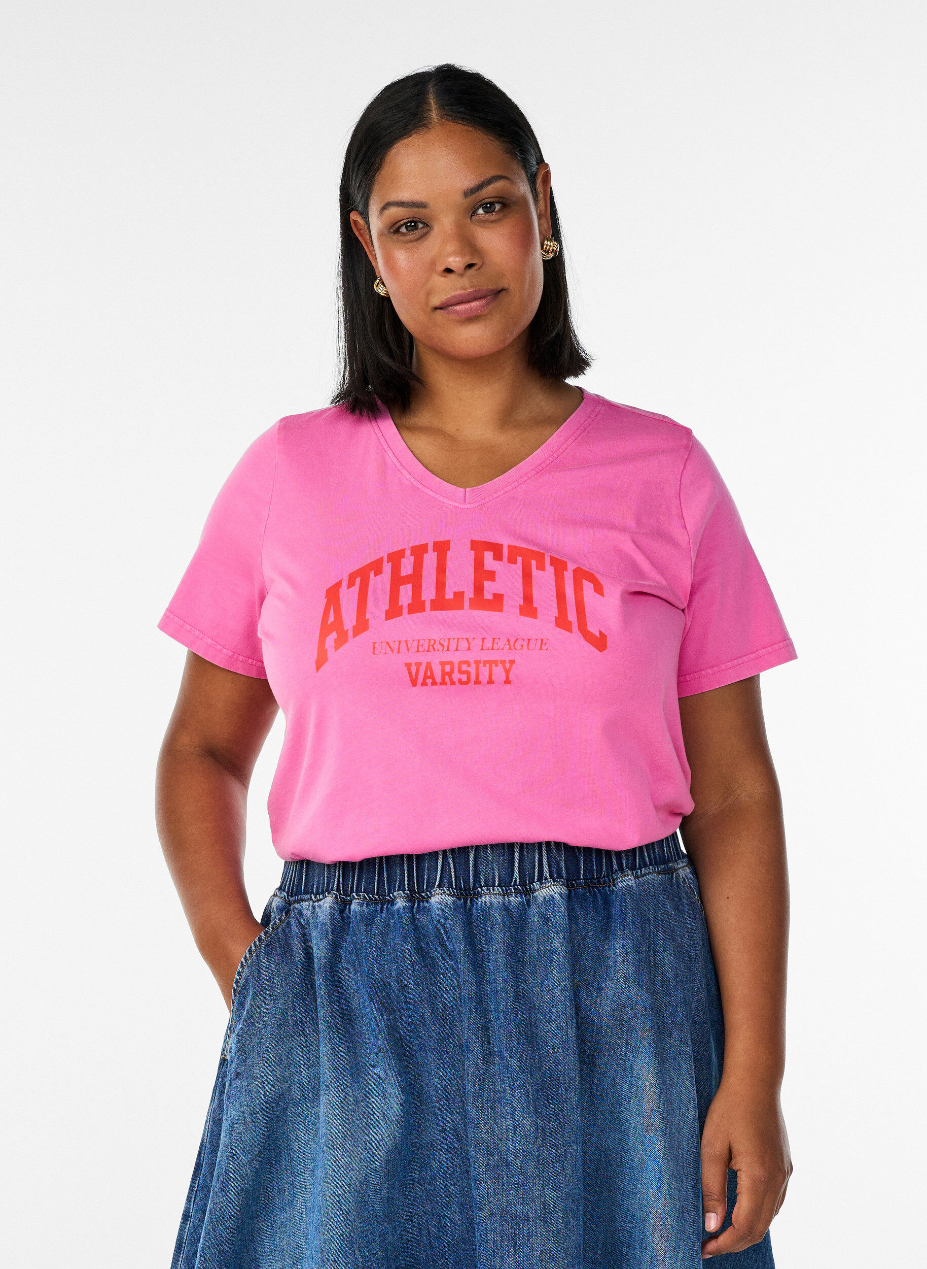 ZizziT-skjorte i &oslash;kologisk bomull med varsity-trykk og V-hals, Rosa, Model image number 0