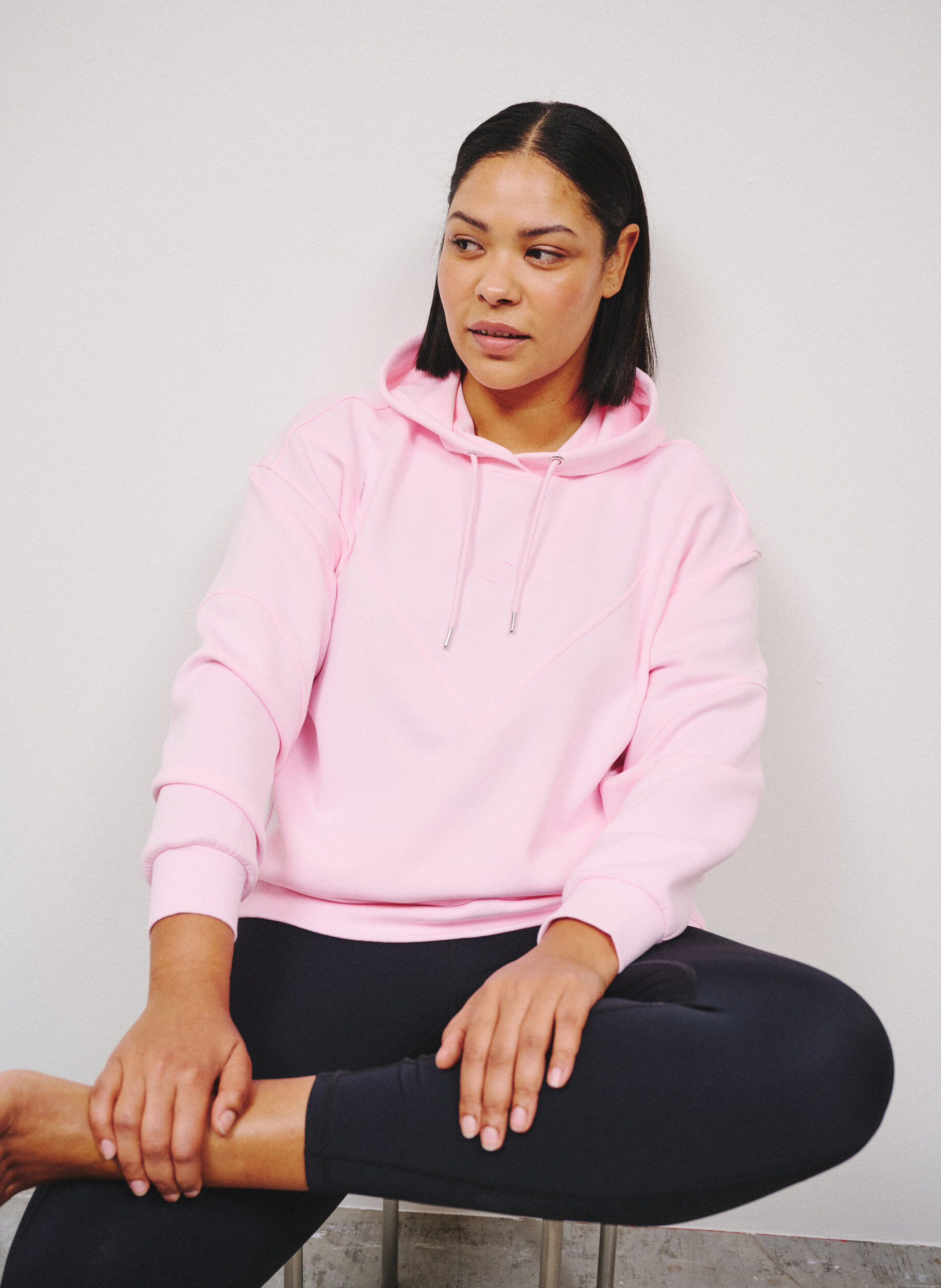 Sporty hettegenser i scuba-materiale med dekorative s&oslash;mmer