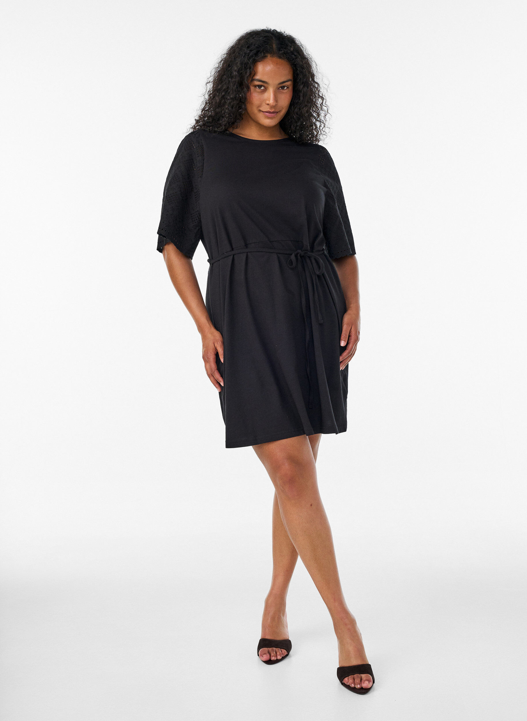 ZizziBomullskjole med broderie anglaise-ermer og knytebelte, Svart, Model image number 1