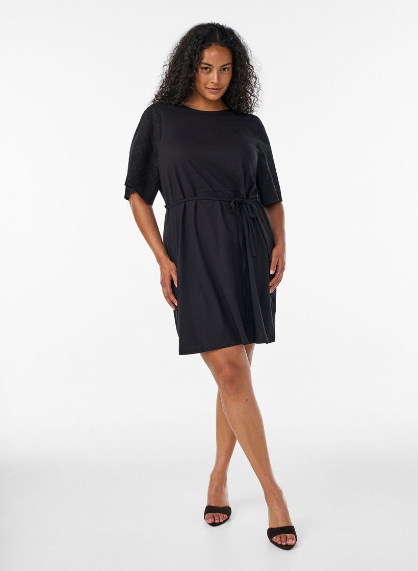 Bomullskjole med broderie anglaise-ermer og knytebelte, Svart, Model image number 1
