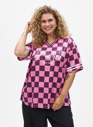 Zizzi Sporty T-skjorte med ruter og teksttrykk, Rød, Model image number 0