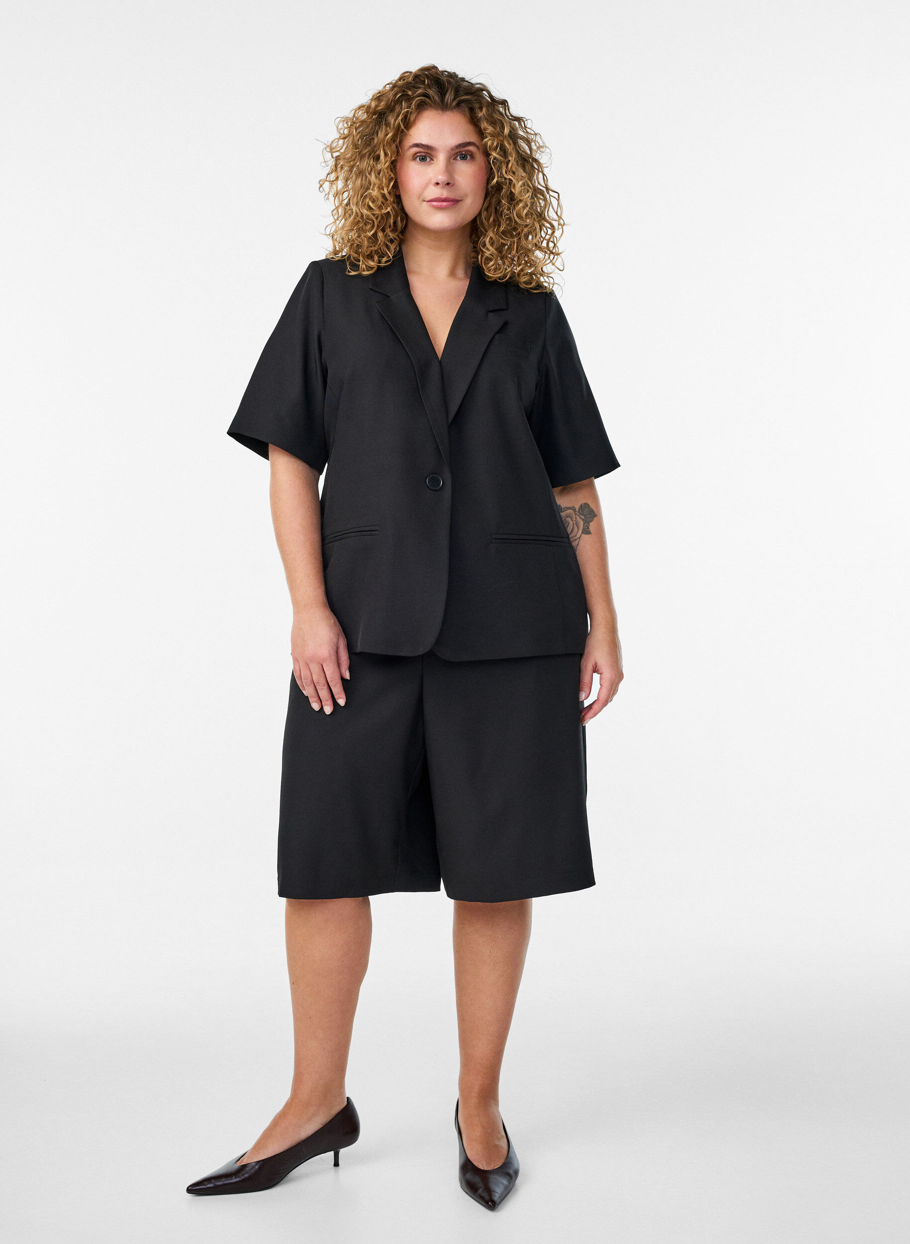 ZizziLoose fit Bermuda shorts med h&oslash;y midje, Svart, Model image number 1