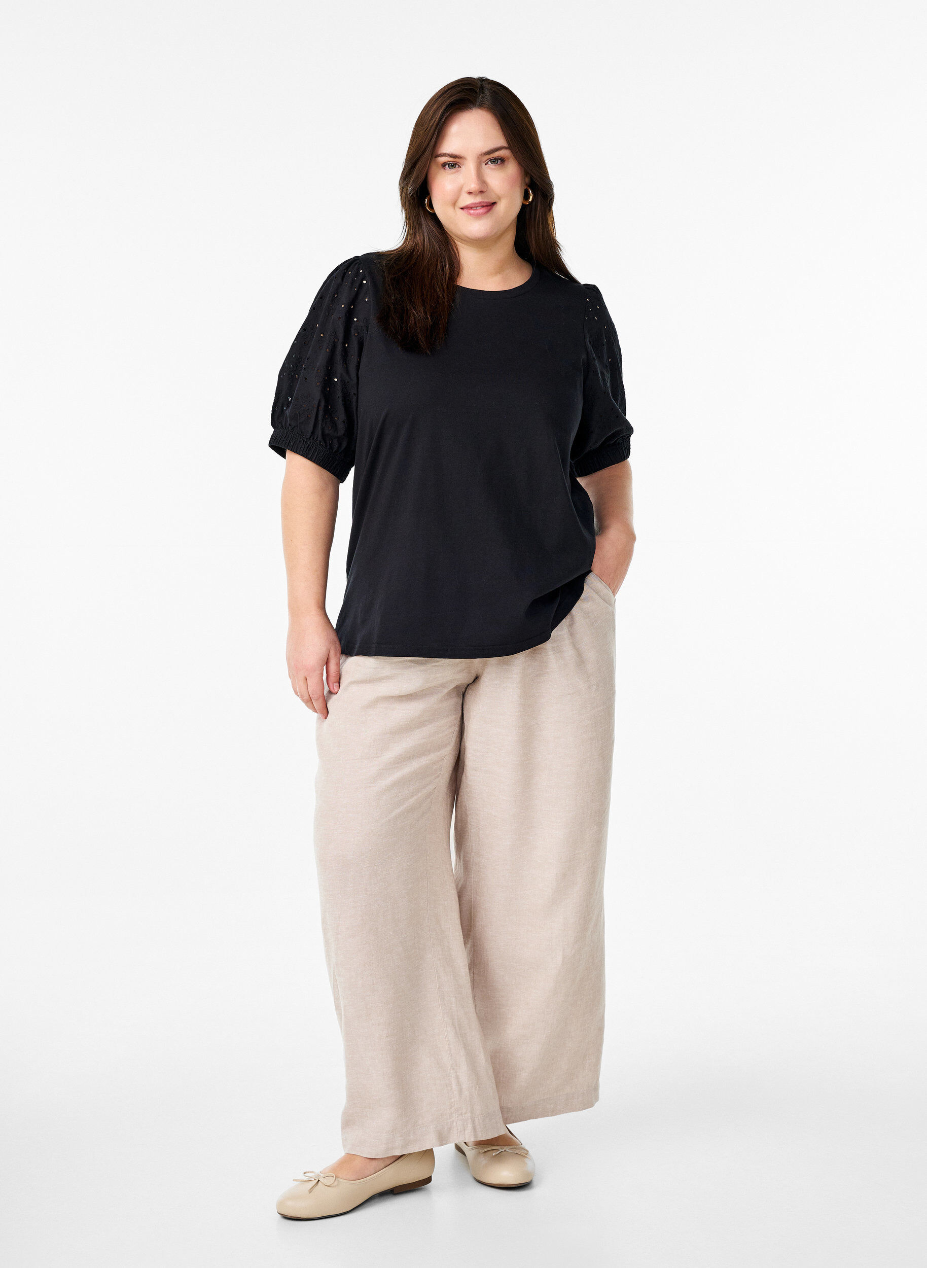 Zizzi T-skjorte med Broderie Anglaise-ermer, Svart, Model image number 1