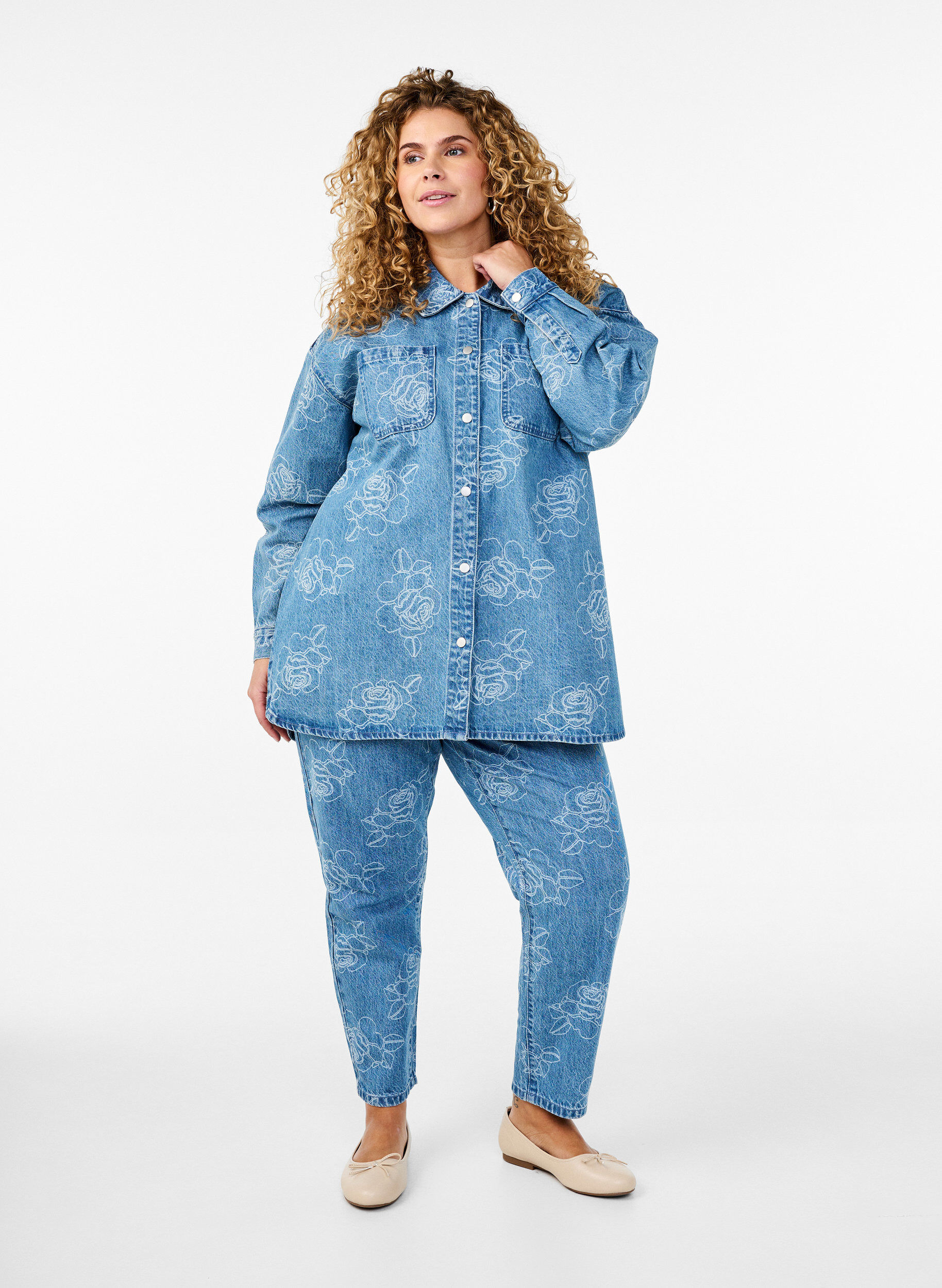 Zizzi Denimjakke med blomster, Light Blue Denim, Model image number 3
