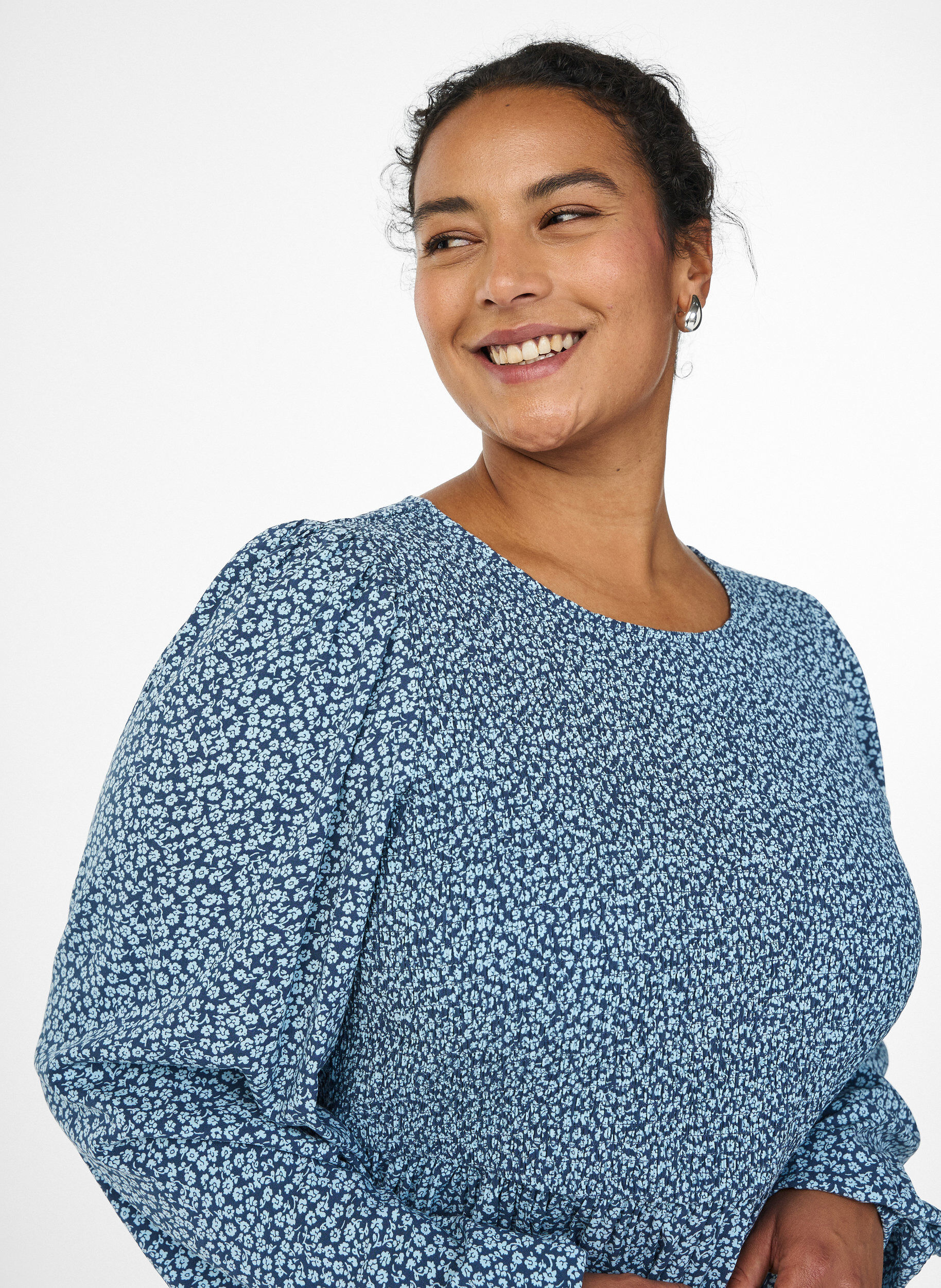 ZizziKjole med smocket topp og sm&aring;blomstret m&oslash;nster, Bl&aring;, Model image number 3