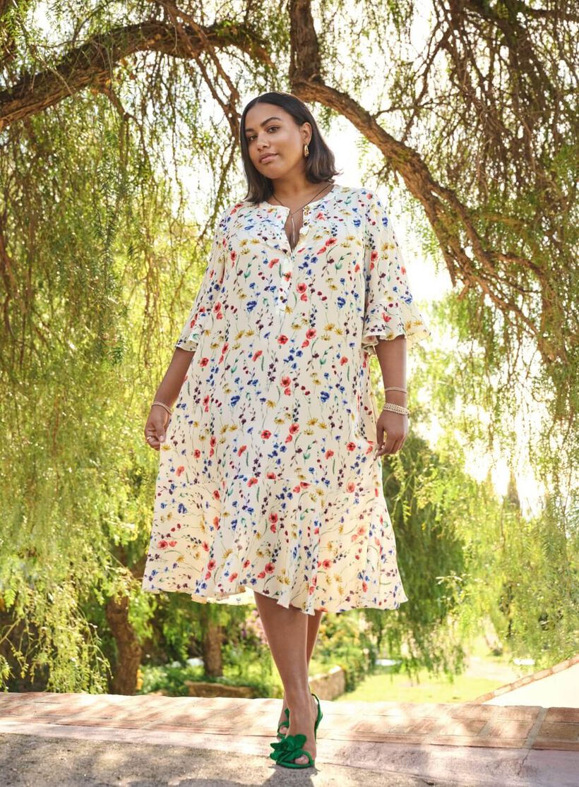 Blomstret kjole med gullknapper, , Model