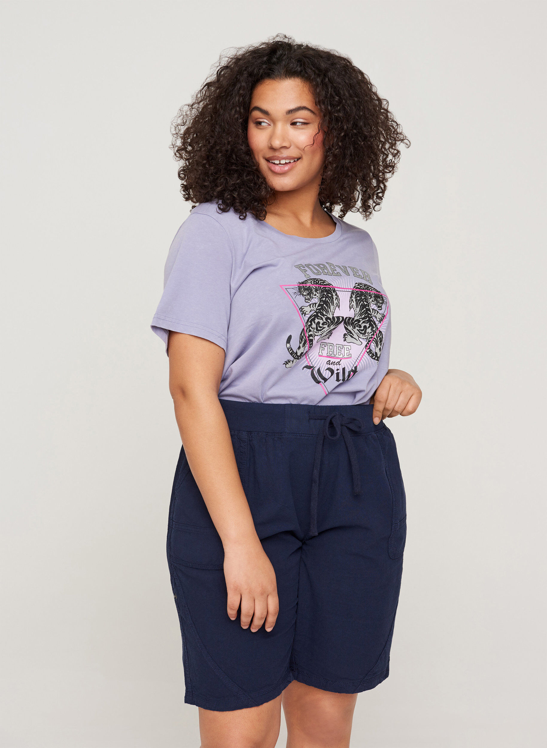 Zizzi L&oslash;se shorts med lommer i bomull, Bl&aring;, Model image number 0