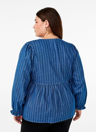 Zizzi Stripete denimbluse med knyting foran, Blå, Model image number 2