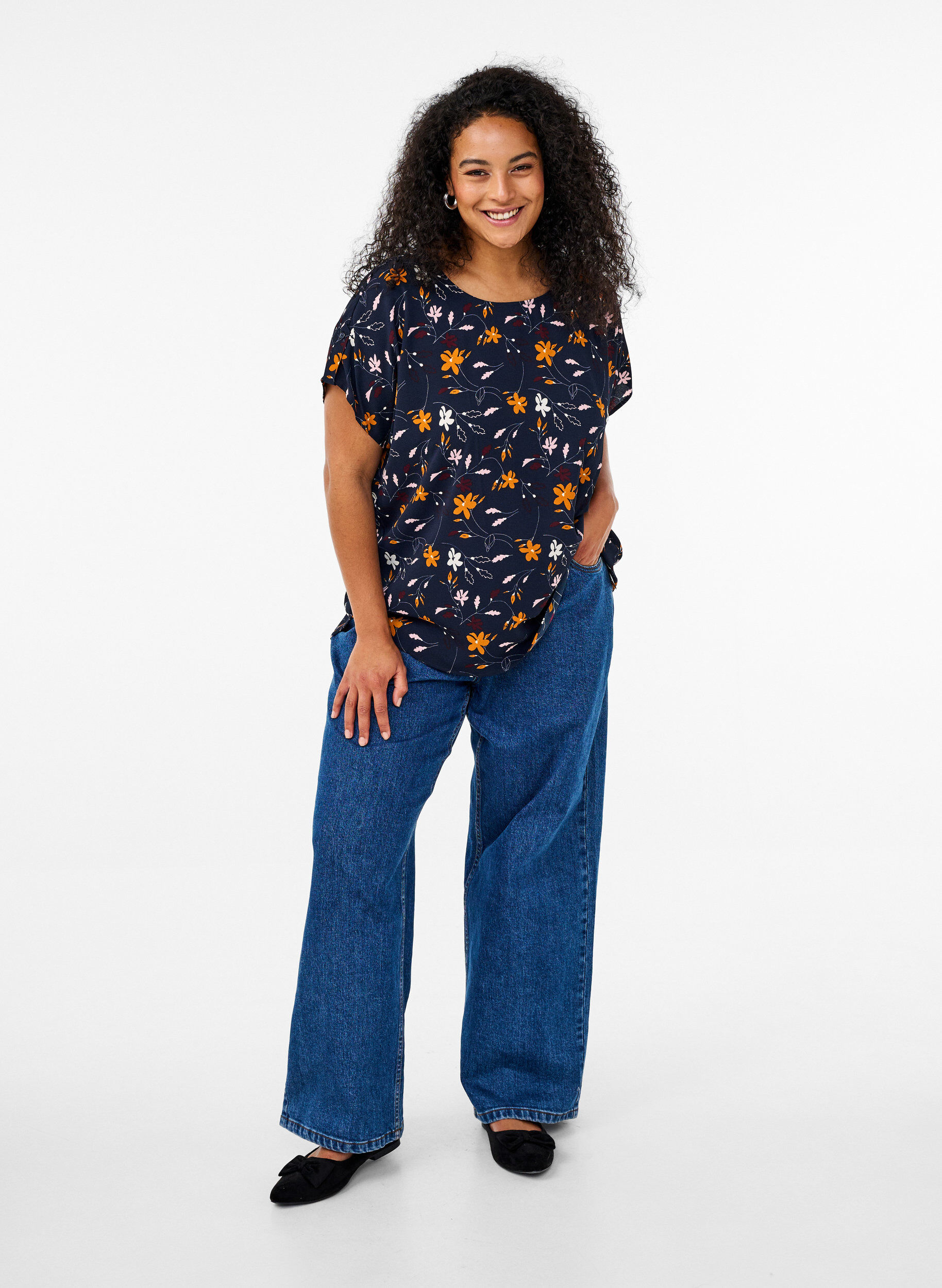 Zizzi Kortermet bluse med blomstertrykk, Sky Captain Flower, Model image number 3