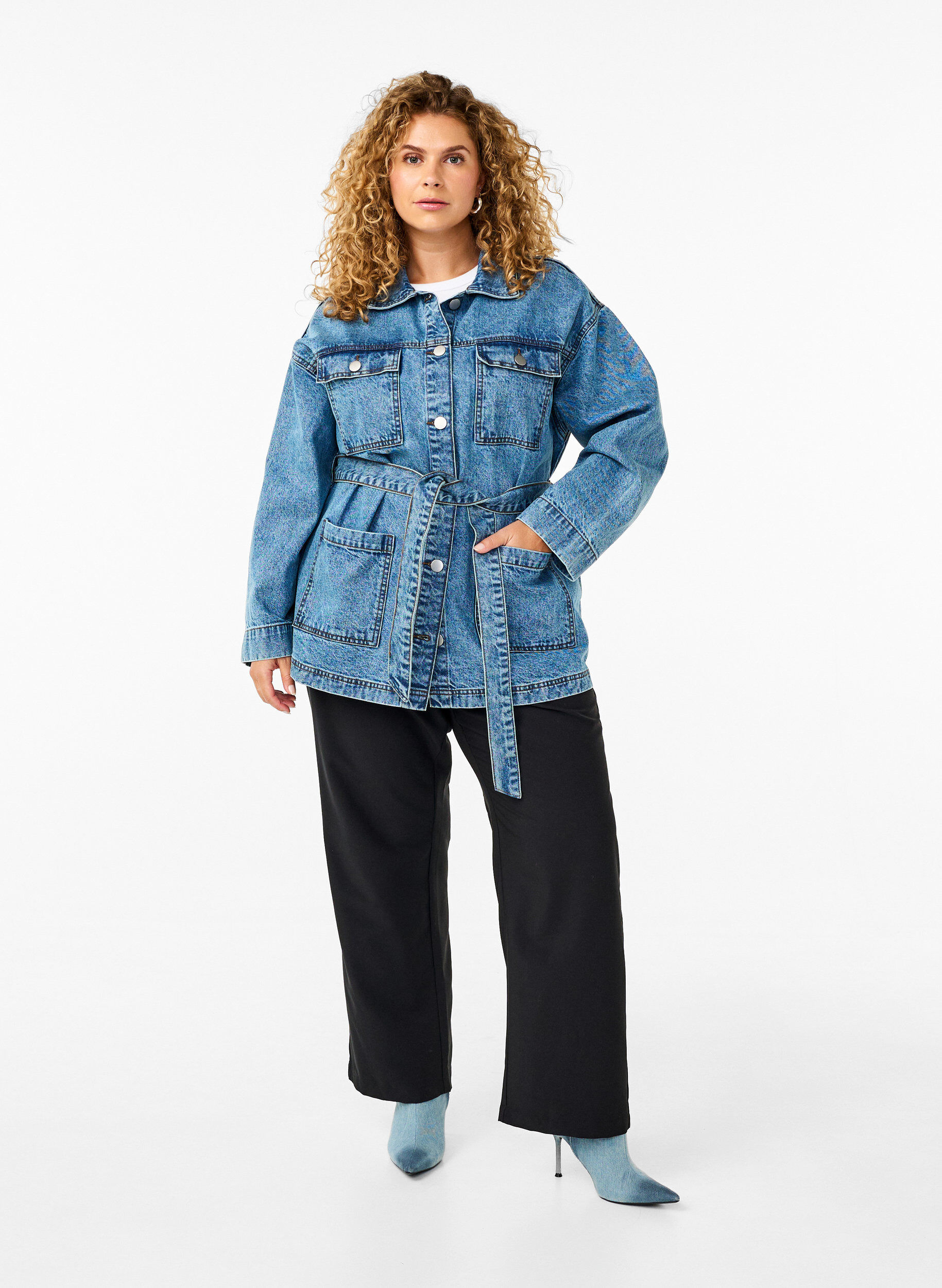 Zizzi Dongerijakke med knytebelte, Blue Denim, Model image number 2