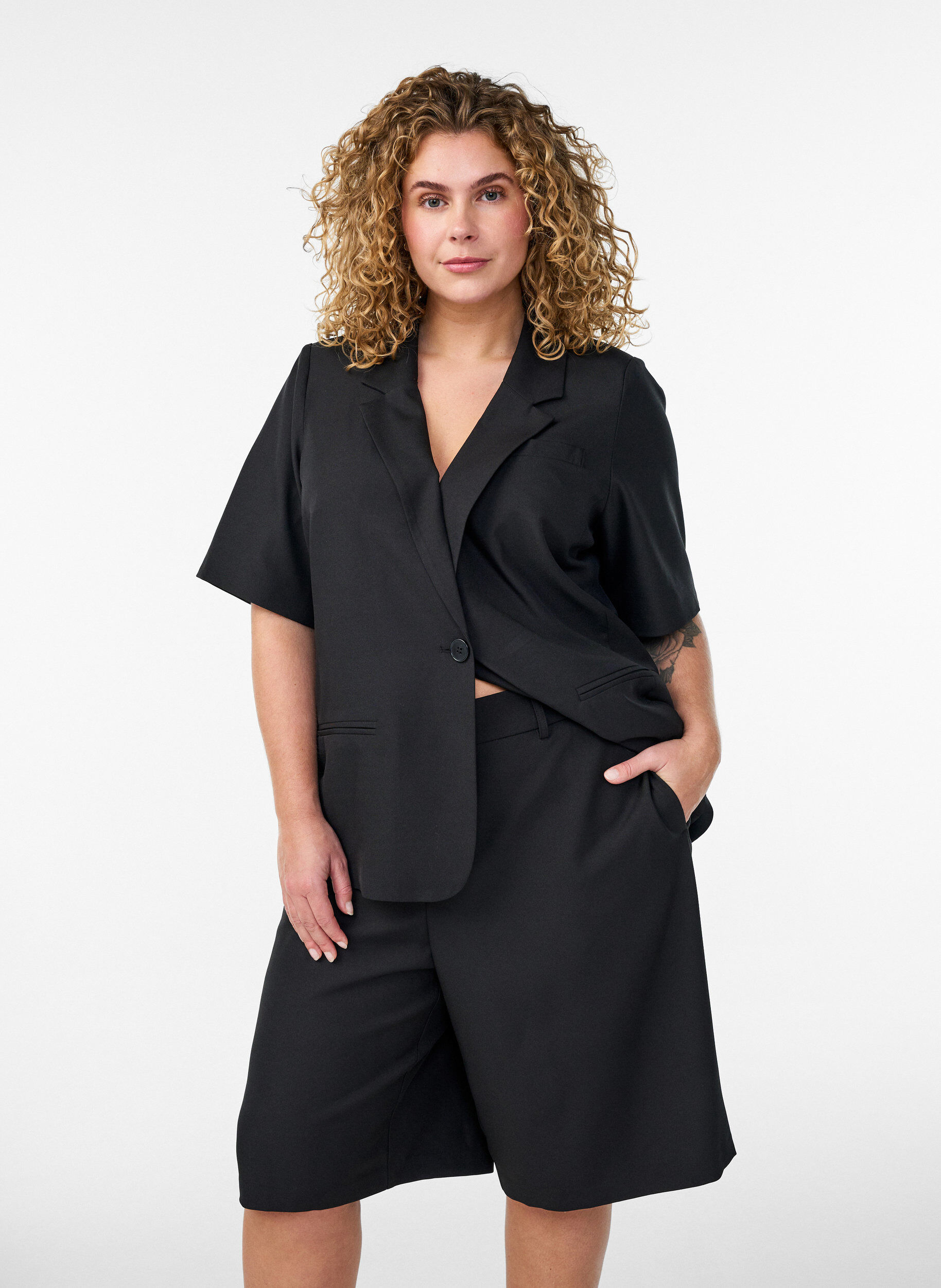 Loose fit Bermuda shorts med h&oslash;y midje, Svart, Model