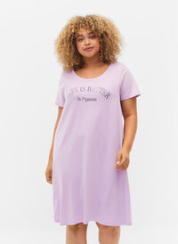 Kortermet nattkjole i bomull, Lilac Breeze w. Life, Model