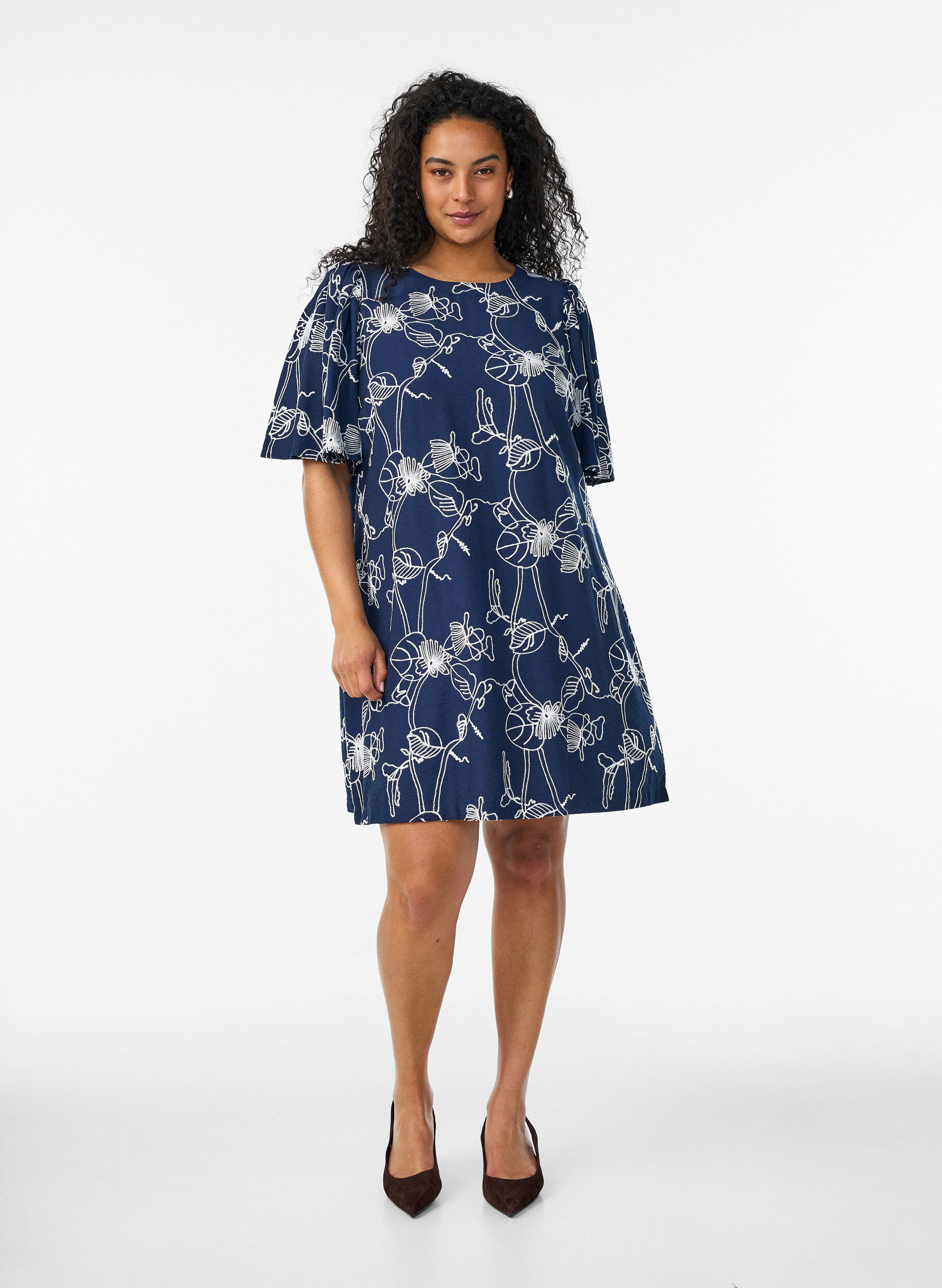 ZizziKort A-formet kjole med brodert m&oslash;nster, Bl&aring;, Model image number 1
