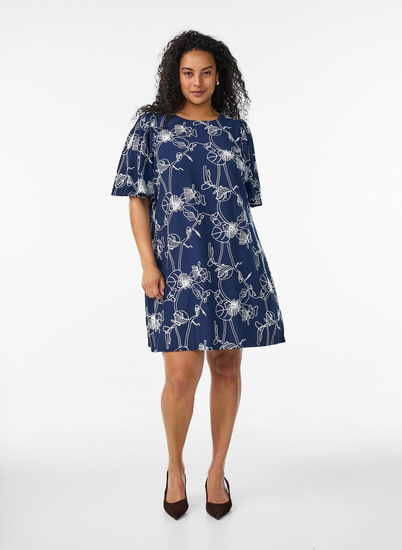 Kort A-formet kjole med brodert m&oslash;nster, Bl&aring;, Model image number 1