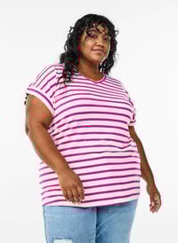 Stripete T-skjorte med V-hals, Rosa Stripete T-skjorte med V-hals, Rosa, Model