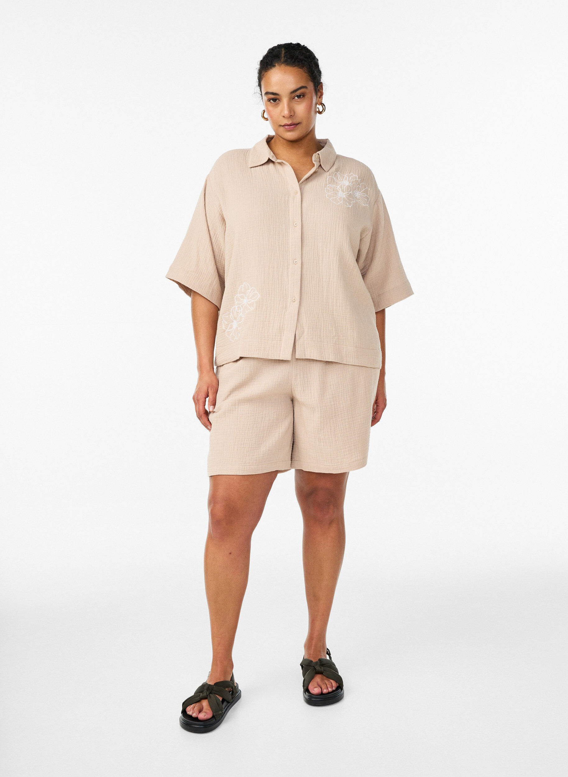 Zizzi Bomullsmuslin-skjorte med broderte detaljer, Beige, Model image number 1