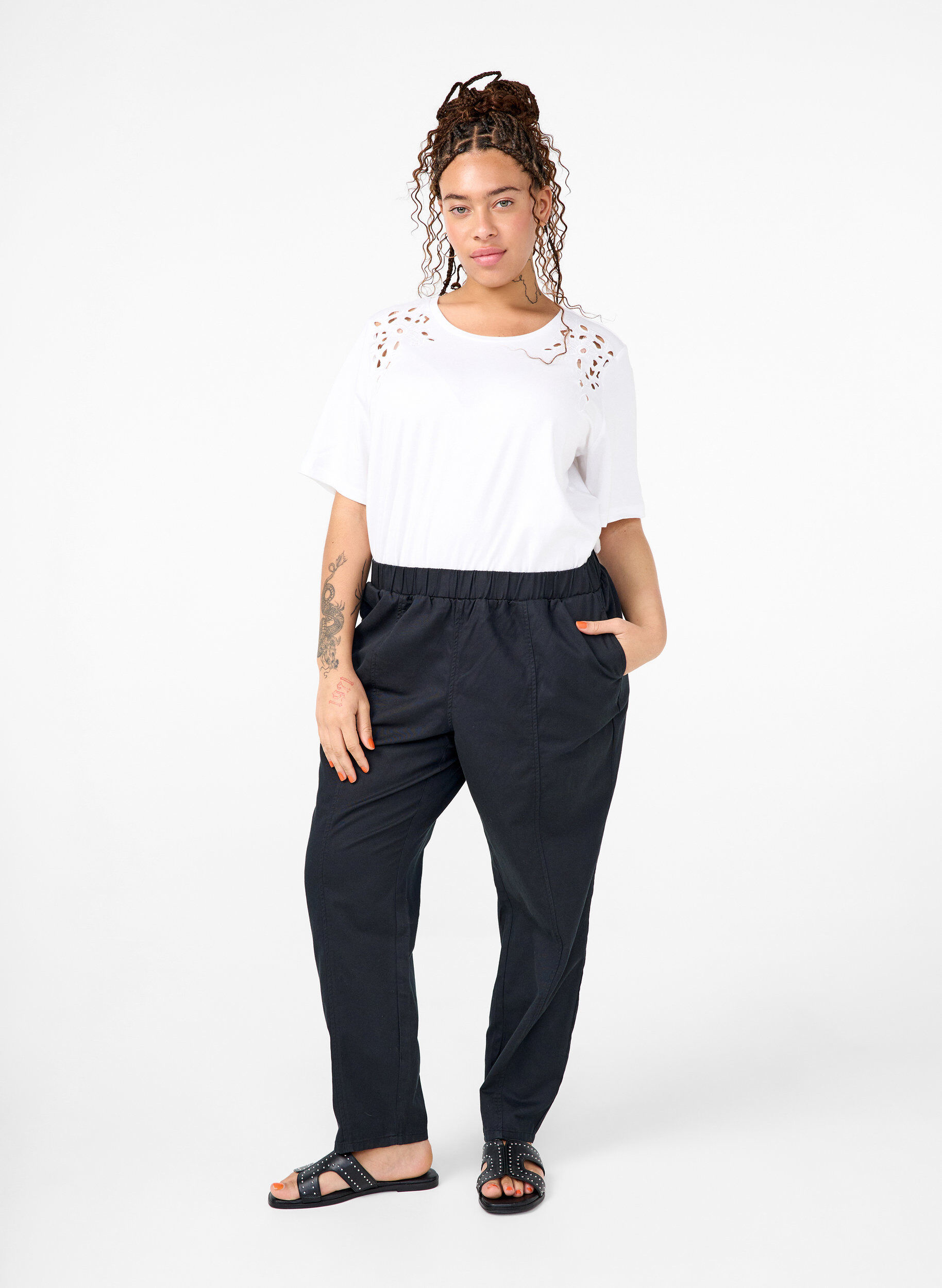 Zizzi T-skjorte i &oslash;kologisk bomull med broderidetaljer, Bright White, Model image number 2