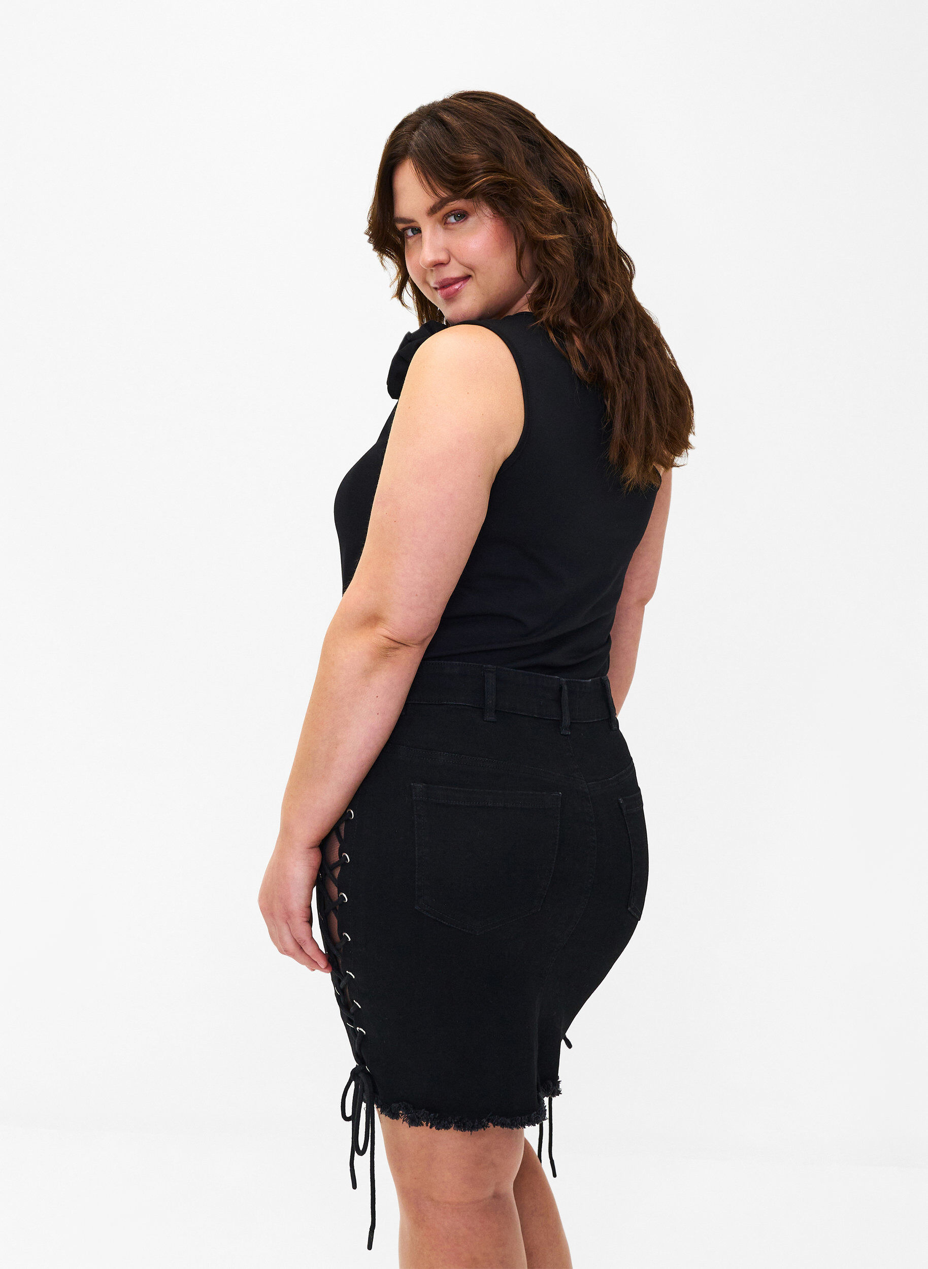 Zizzi Kort denimskj&oslash;rt med sn&oslash;redetaljer, Black, Model image number 1