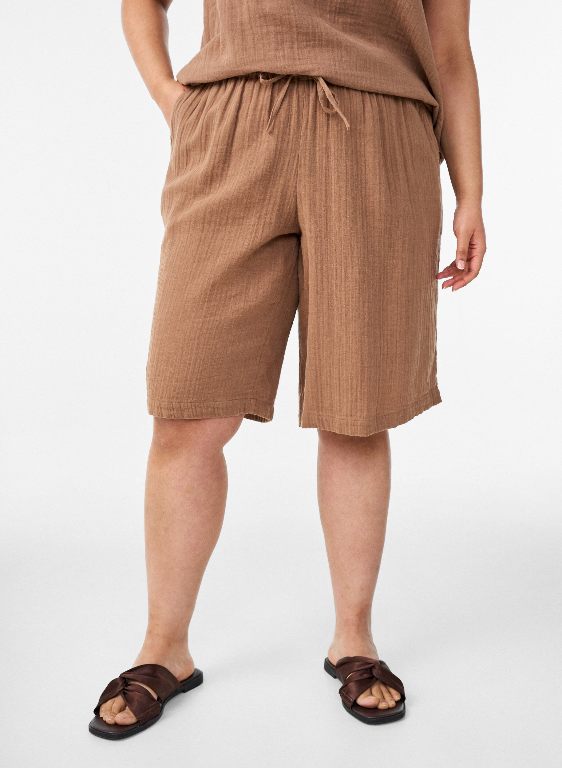 Loose fit bomullsmusselinshorts med h&oslash;y midje, Brun, Model