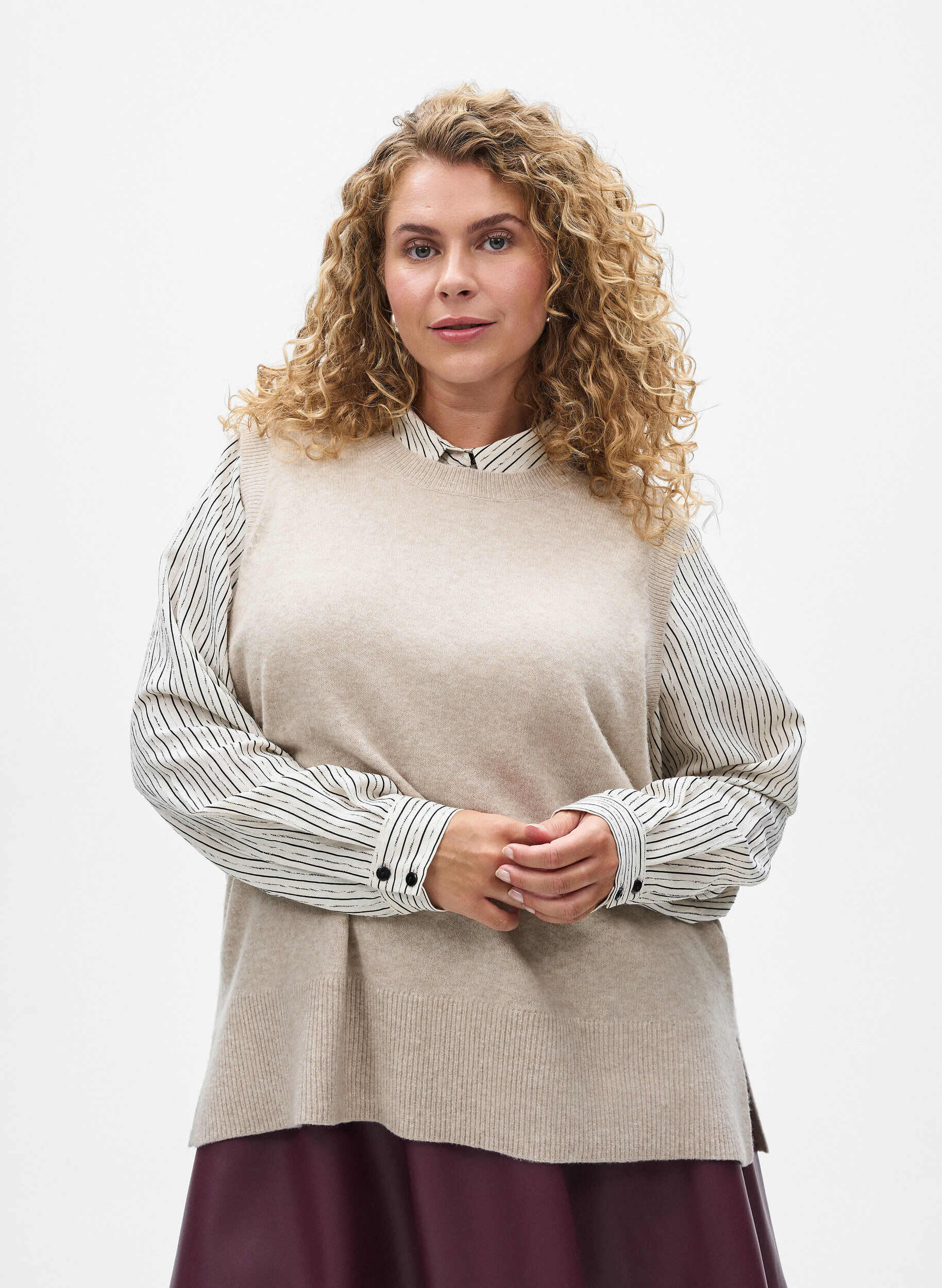 Strikket vest med ribbestrikkede kanter, Beige, Model