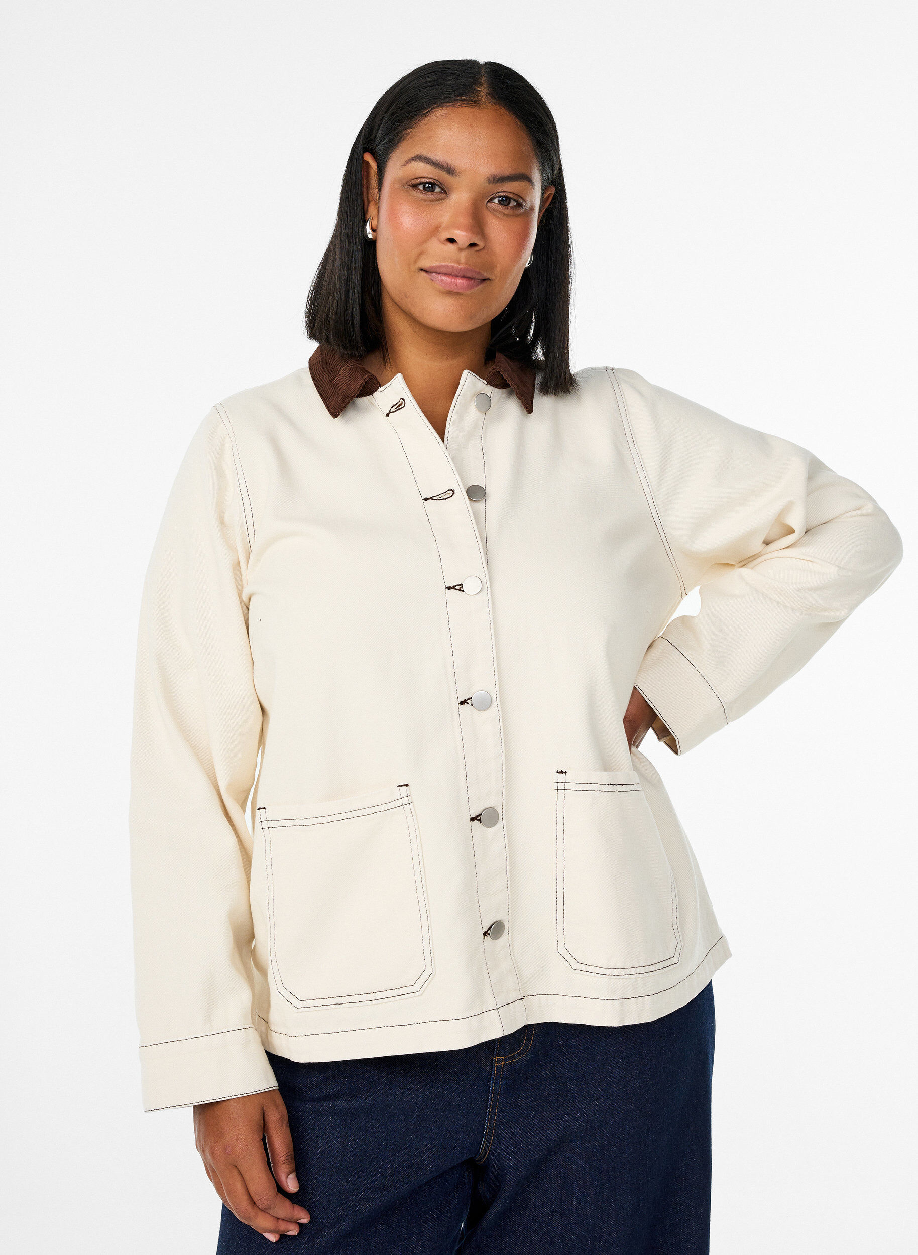 Farget denimjakke med kontrastkrage, Vanilje, Model