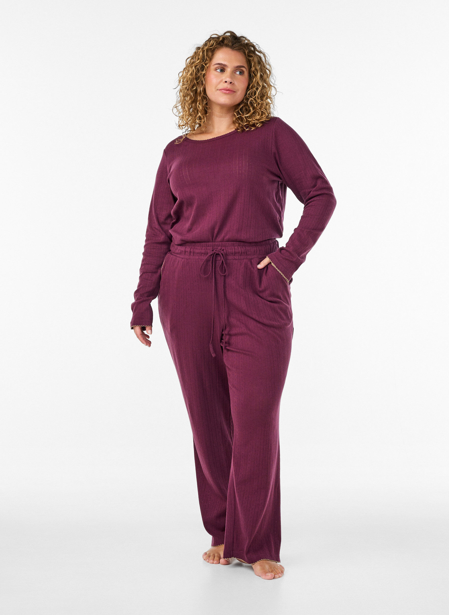Pyjamasbukse i &oslash;kologisk bomull med hullbroderi, M&oslash;rk Bordeaux, Model