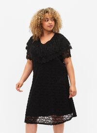 Kortermet blondekjole med brede volanger, Black, Model