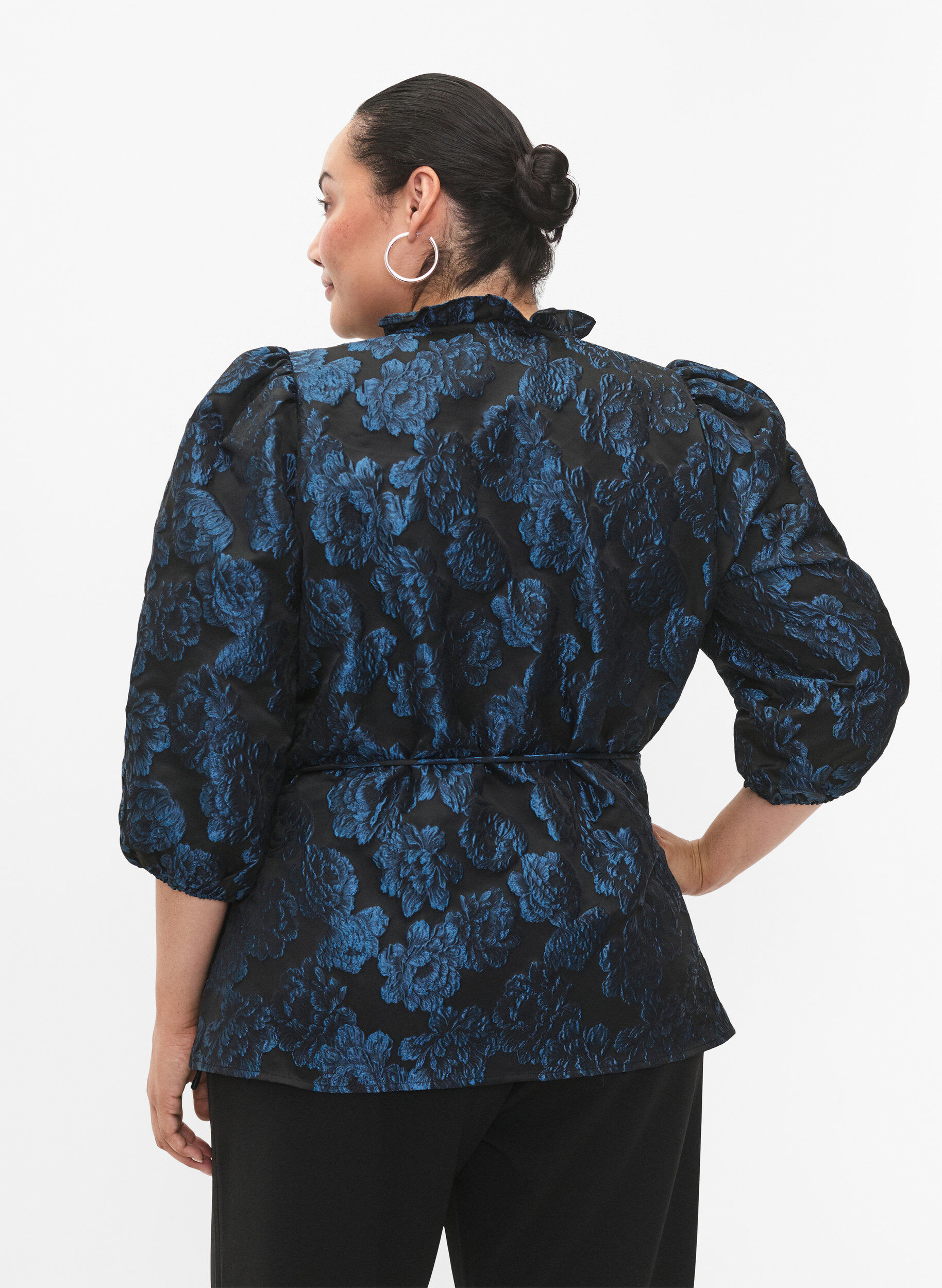 Zizzi Jacquard-omslagsbluse og 3/4-ermer, Black Blue, Model image number 1