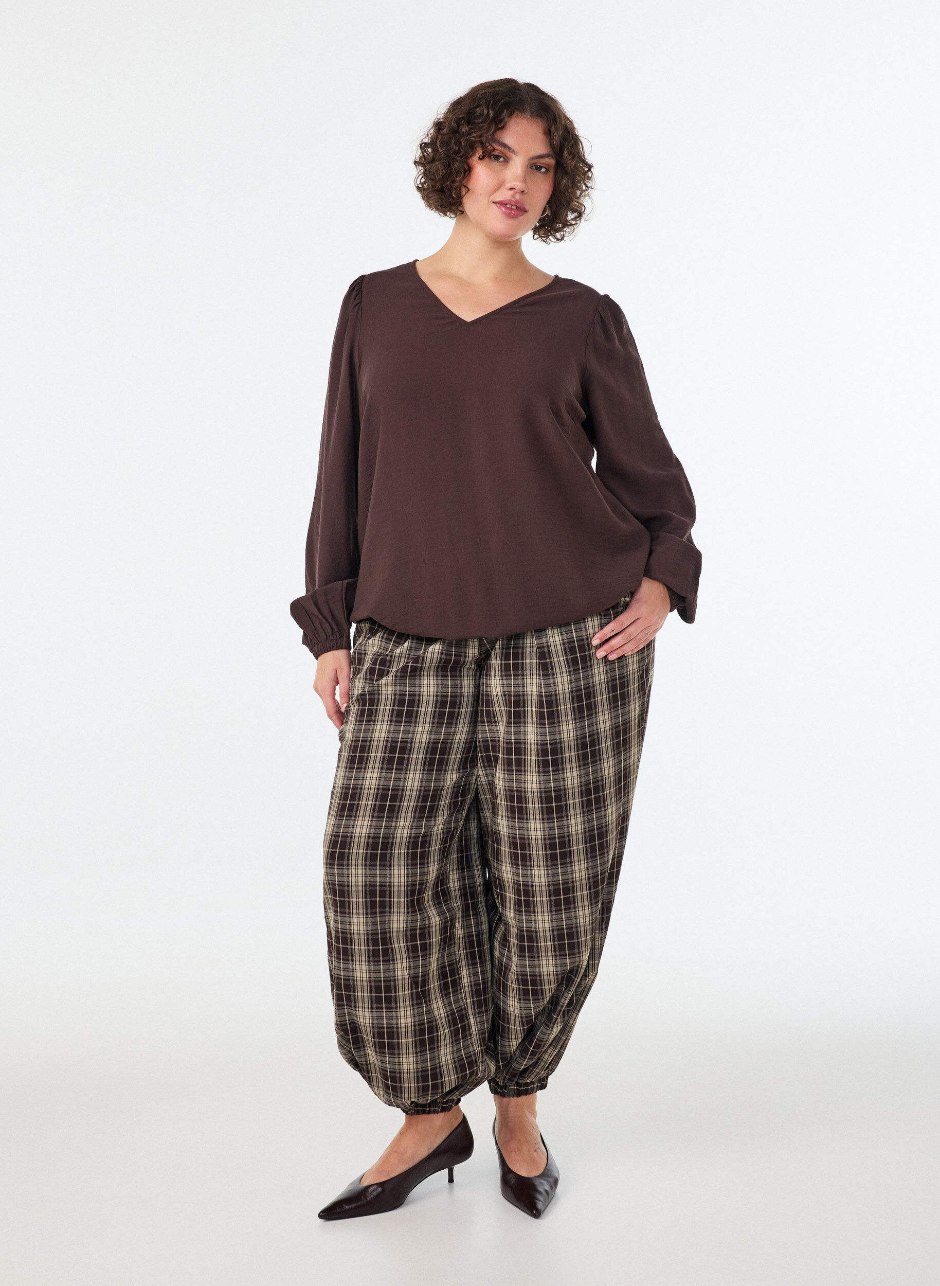 ZizziViskosebluse med V-hals og ballongsilhuett, Brun, Model image number 1