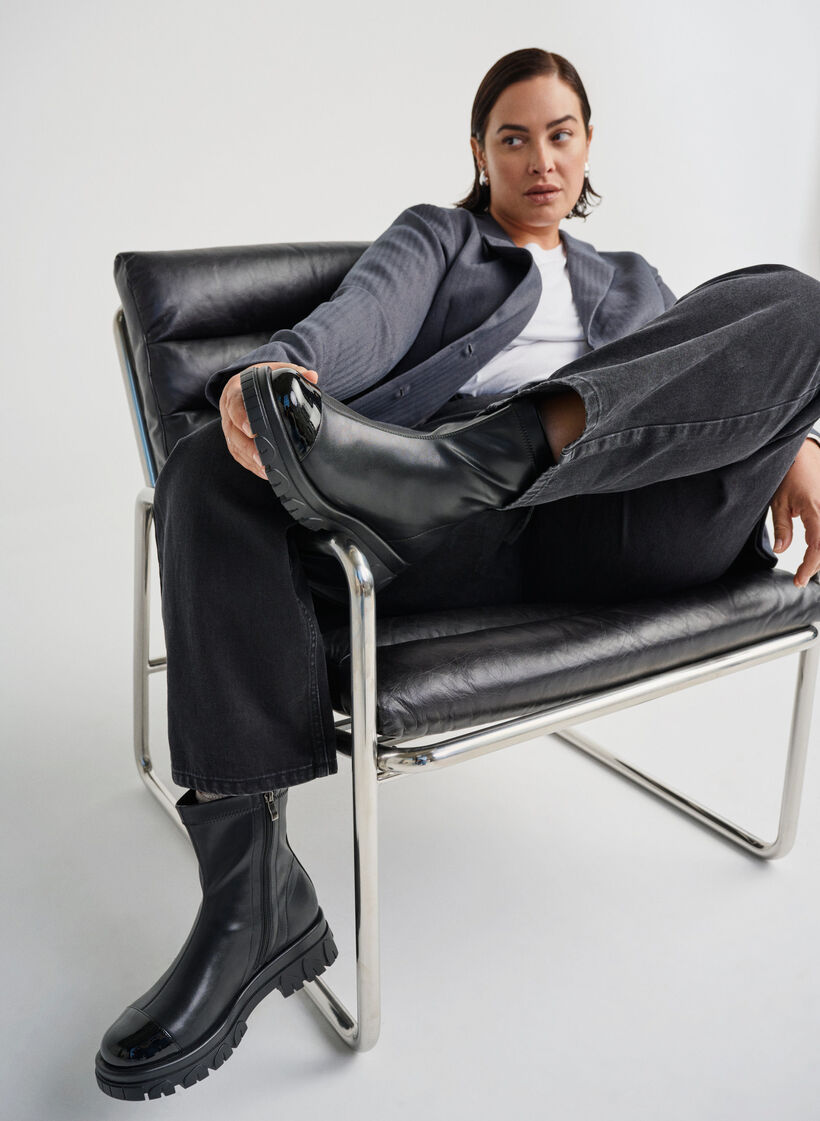 Wide fit – Chunky ankelstøvel med lakkerte detaljer, Black, Image