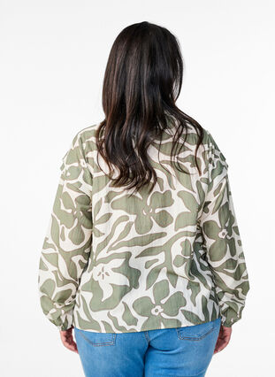 Zizzi Trykt skjortebluse med rysjedetaljer, Grønn, Model image number 2