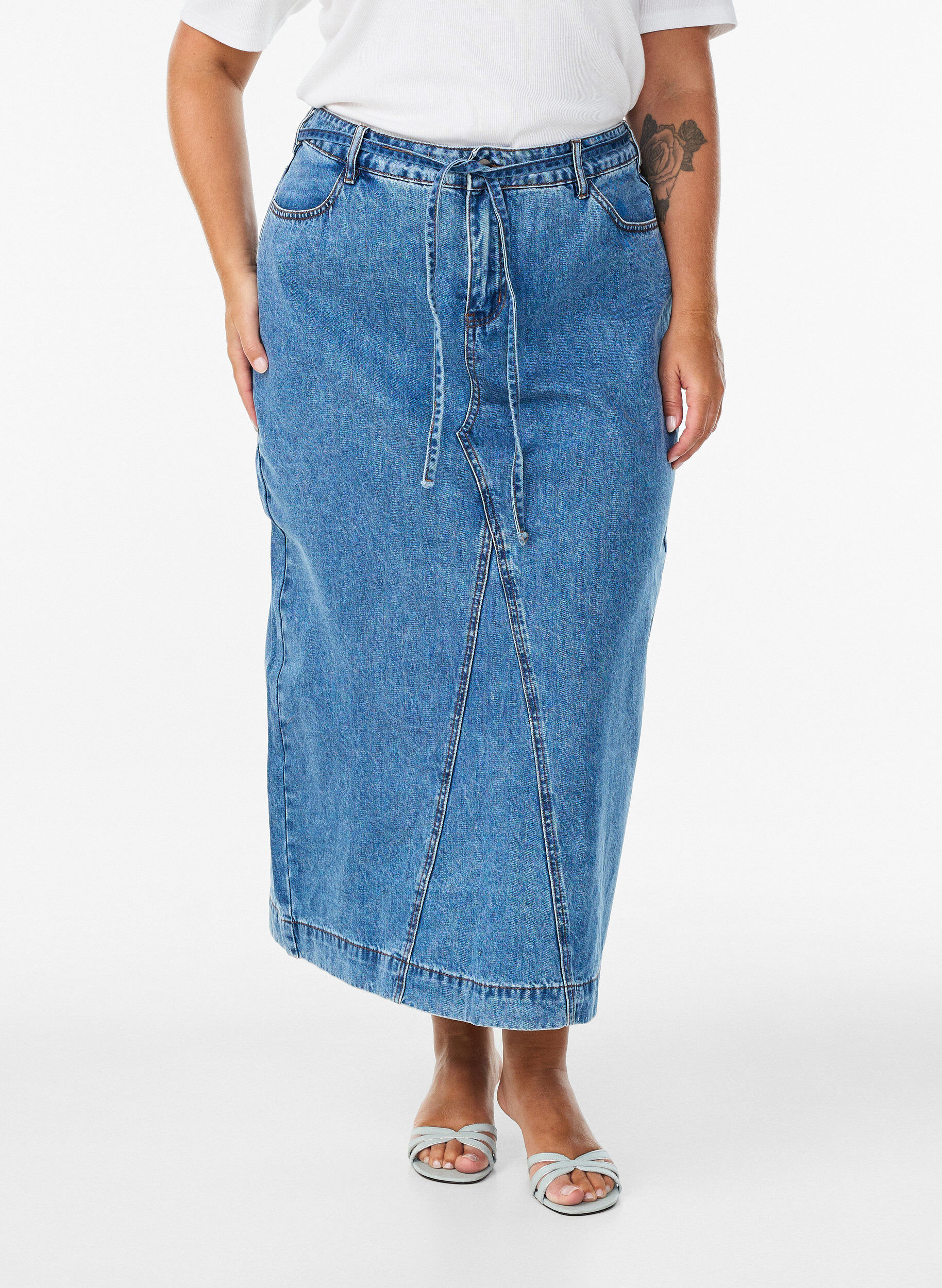 Zizzi Denim maxiskj&oslash;rt med knytebelte, Bl&aring;, Model image number 2