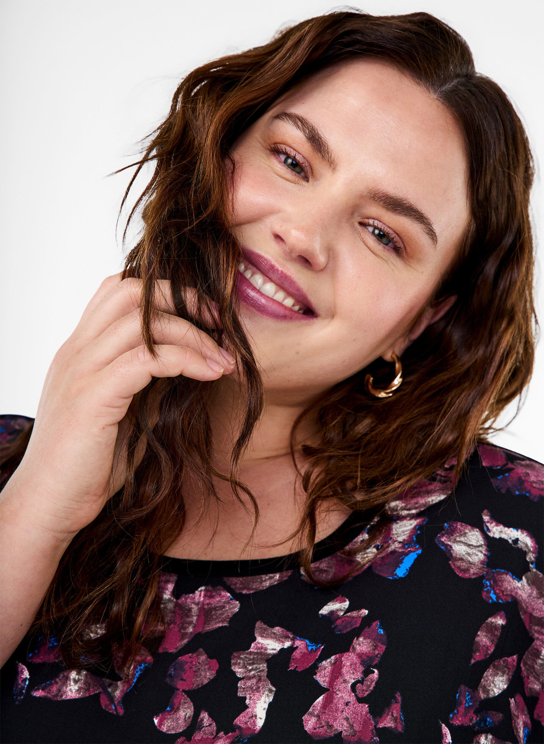 Zizzi L&oslash;s T-skjorte med blomstertrykk, Black Purple Fl. AOP, Model image number 2