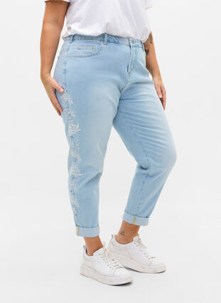 Cropped Mille jeans med mom fit og broderi, Light blue denim, Model image number 3