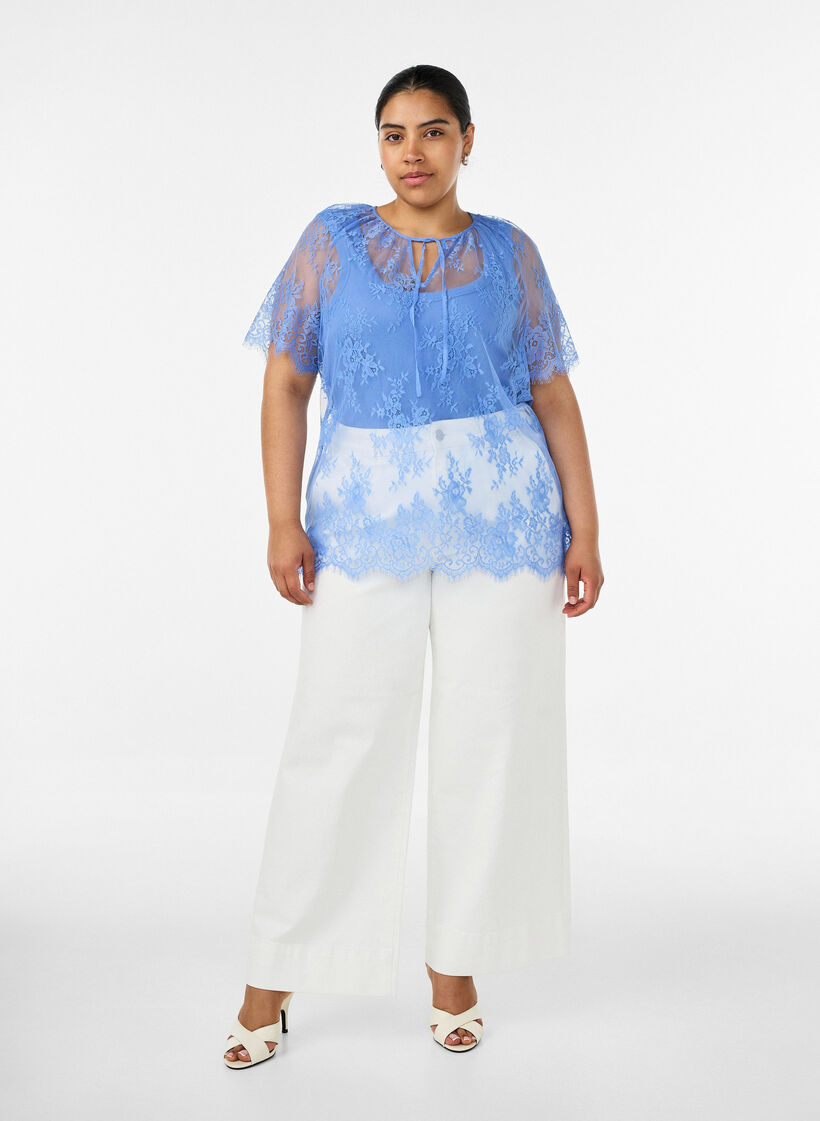Kortermet bluse med blonder og knyting, Lilla, Model image number 1