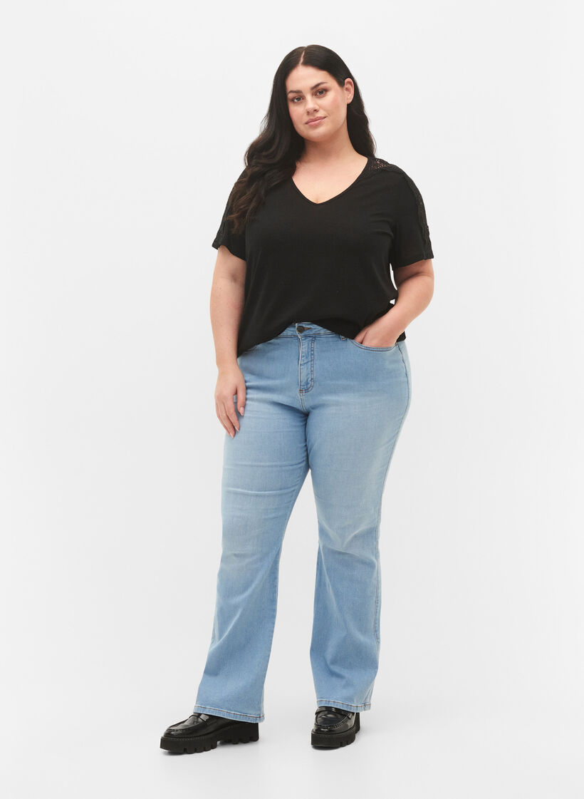 Kortermet bluse med blonder og V-hals, Black, Model image number 2