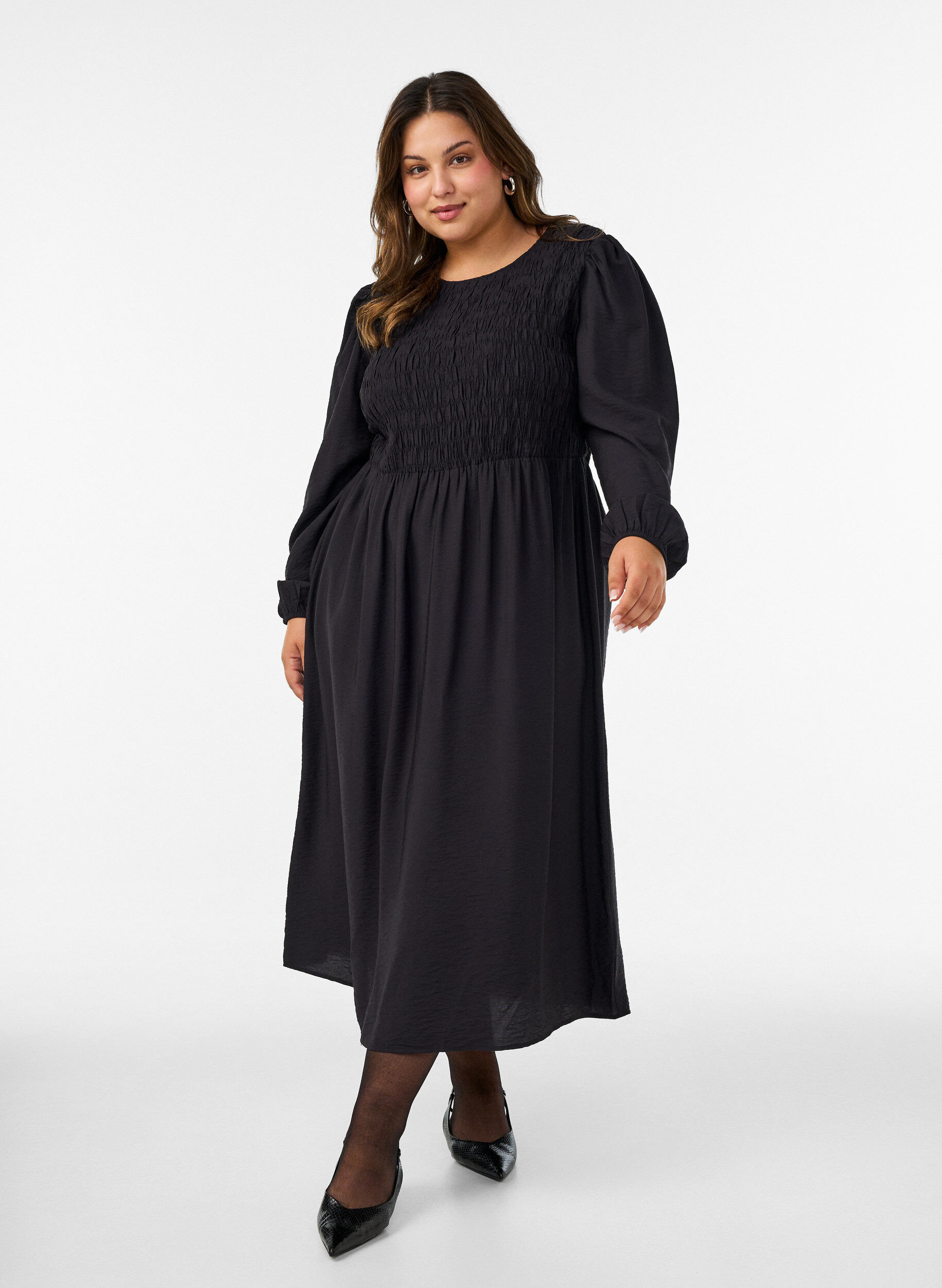 Midikjole i viskose med smocking, Svart, Model