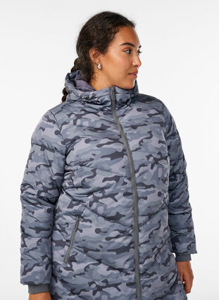 Zizzi Lang kamuflasje pufferjakke, Grå, Model image number 3